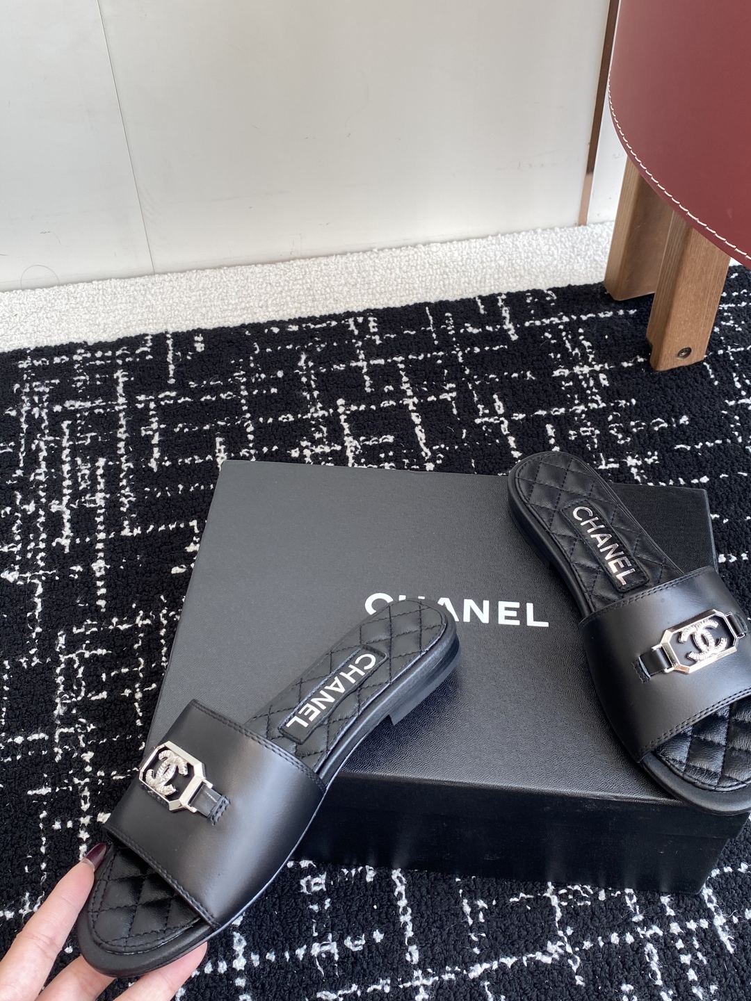 代购级
Chanel 小香 25ss 春夏新品度假 羊皮 懒人拖 

小香的一款全新设计 鞋面搭配双C五