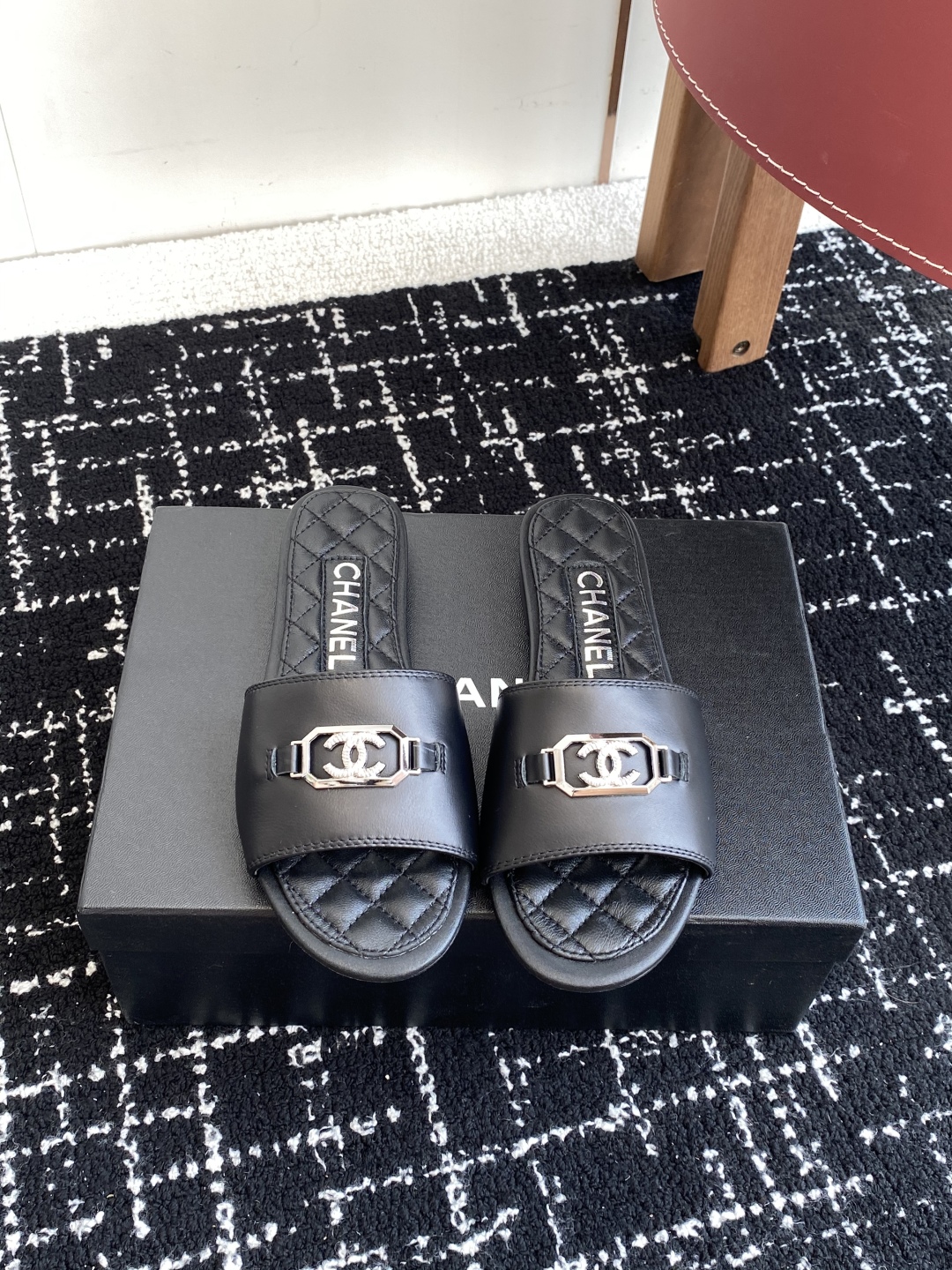 代购级
Chanel 小香 25ss 春夏新品度假 羊皮 懒人拖 

小香的一款全新设计 鞋面搭配双C五