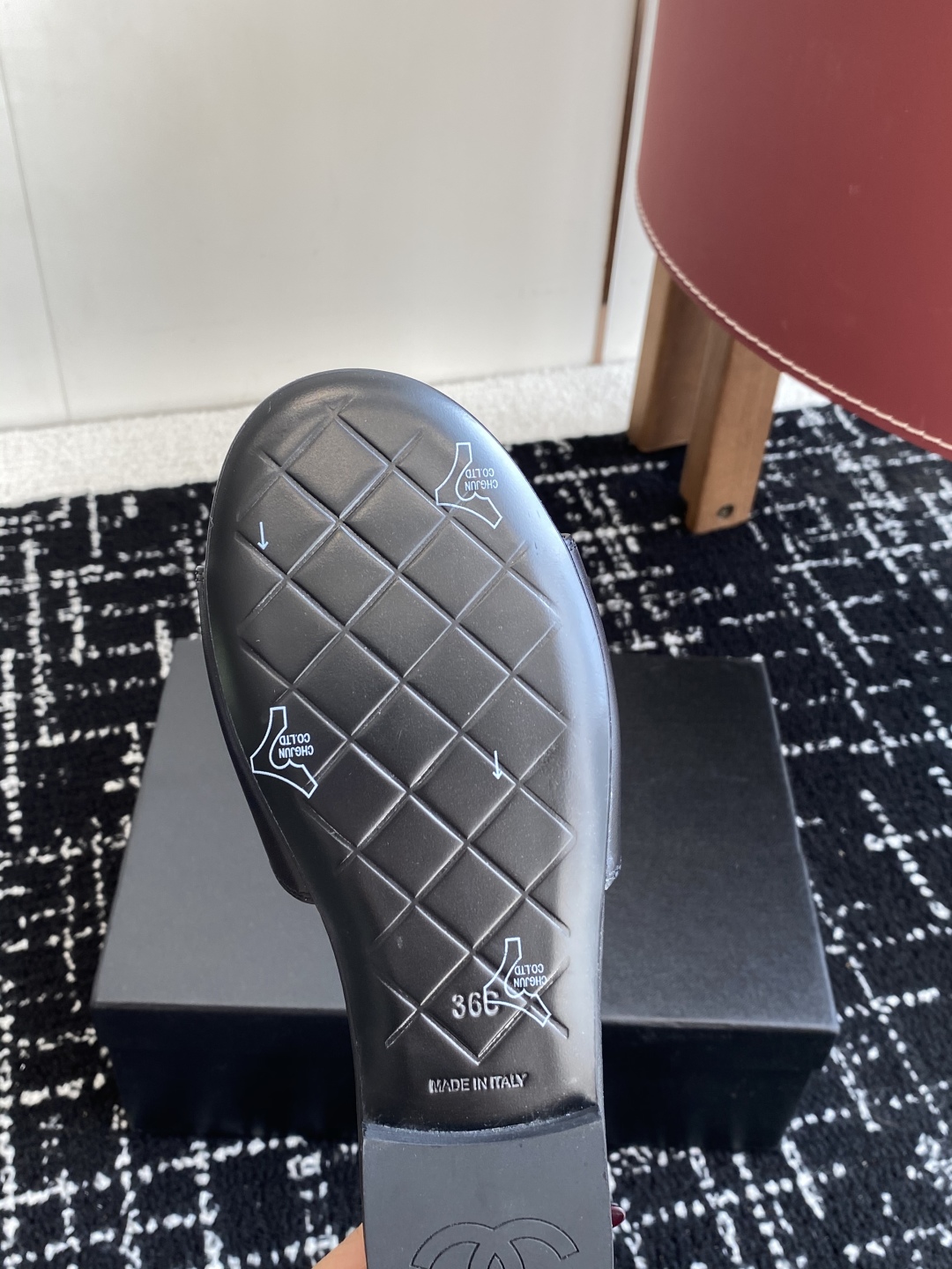 代购级
Chanel 小香 25ss 春夏新品度假 羊皮 懒人拖 

小香的一款全新设计 鞋面搭配双C五