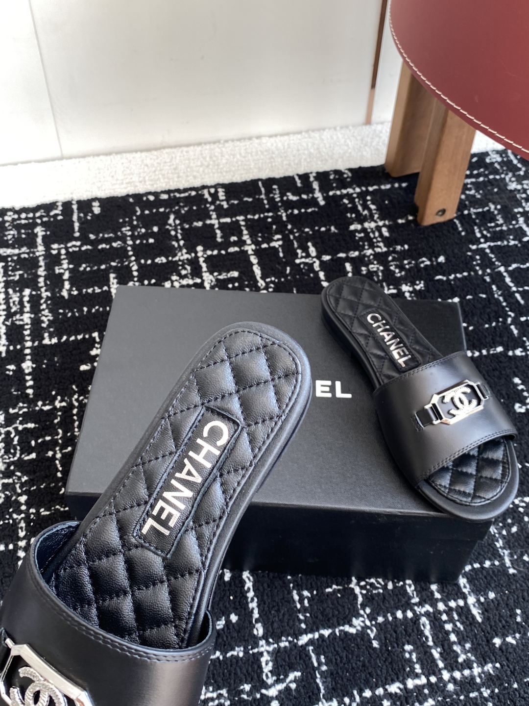 代购级
Chanel 小香 25ss 春夏新品度假 羊皮 懒人拖 

小香的一款全新设计 鞋面搭配双C五