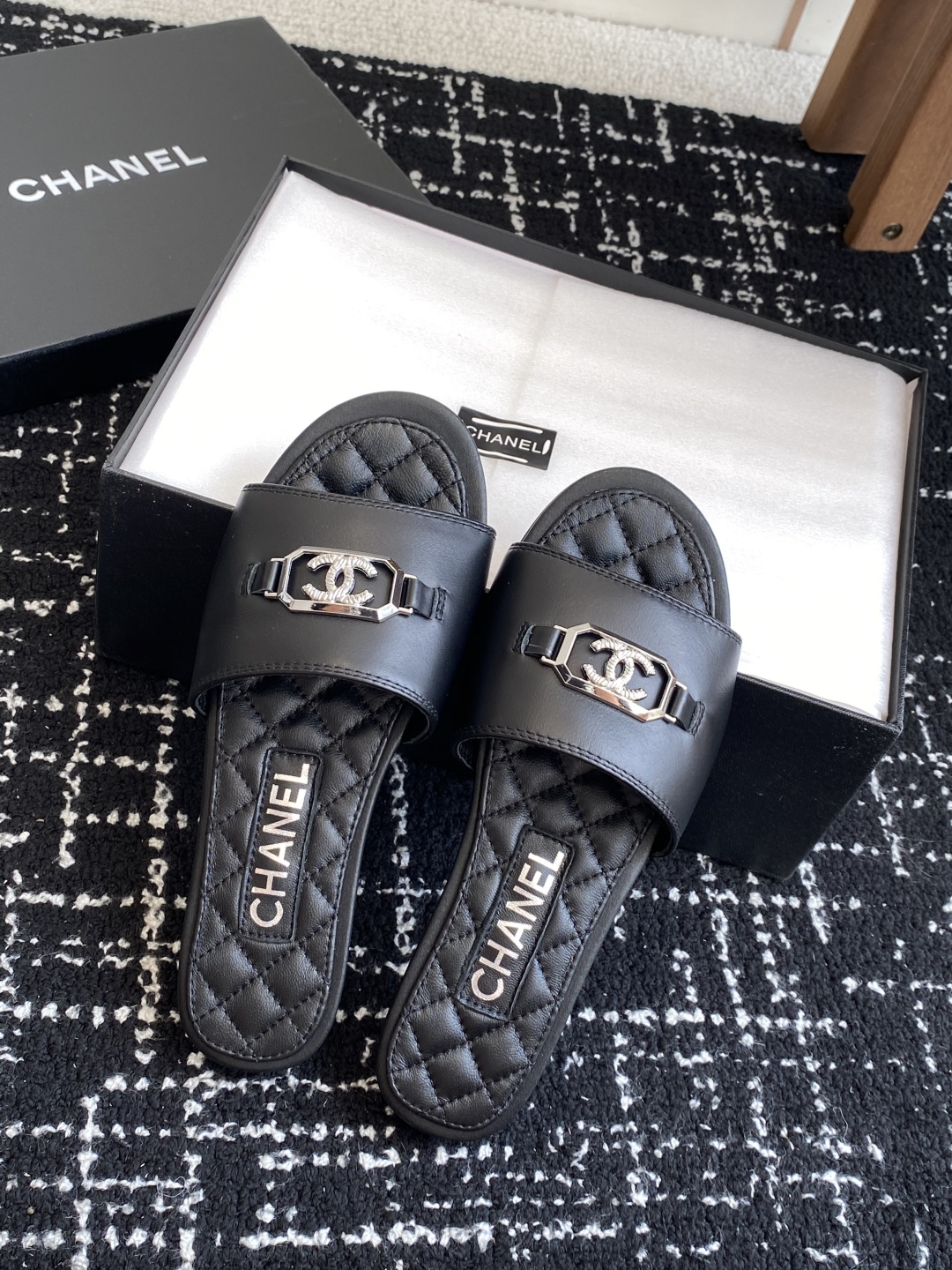 代购级
Chanel 小香 25ss 春夏新品度假 羊皮 懒人拖 

小香的一款全新设计 鞋面搭配双C五