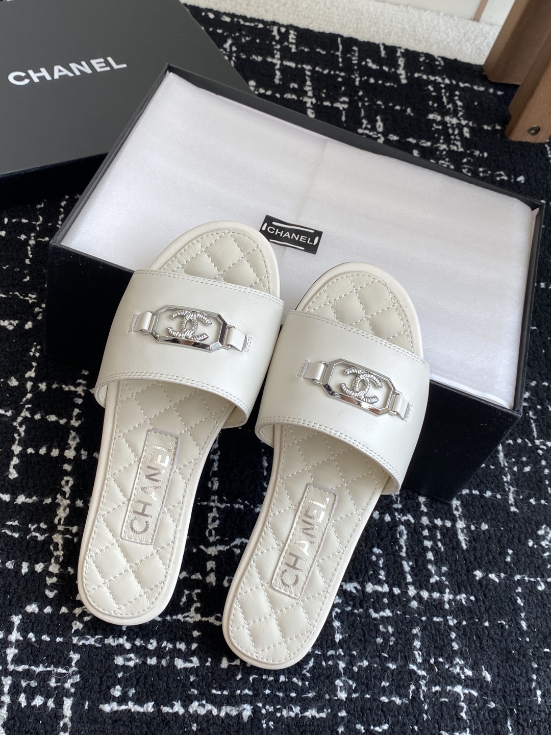 代购级
Chanel 小香 25ss 春夏新品度假 羊皮 懒人拖 

小香的一款全新设计 鞋面搭配双C五