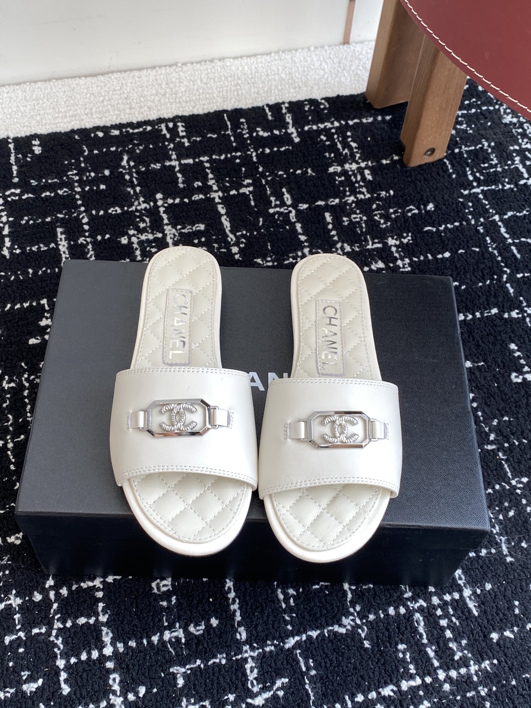 代购级
Chanel 小香 25ss 春夏新品度假 羊皮 懒人拖 

小香的一款全新设计 鞋面搭配双C五