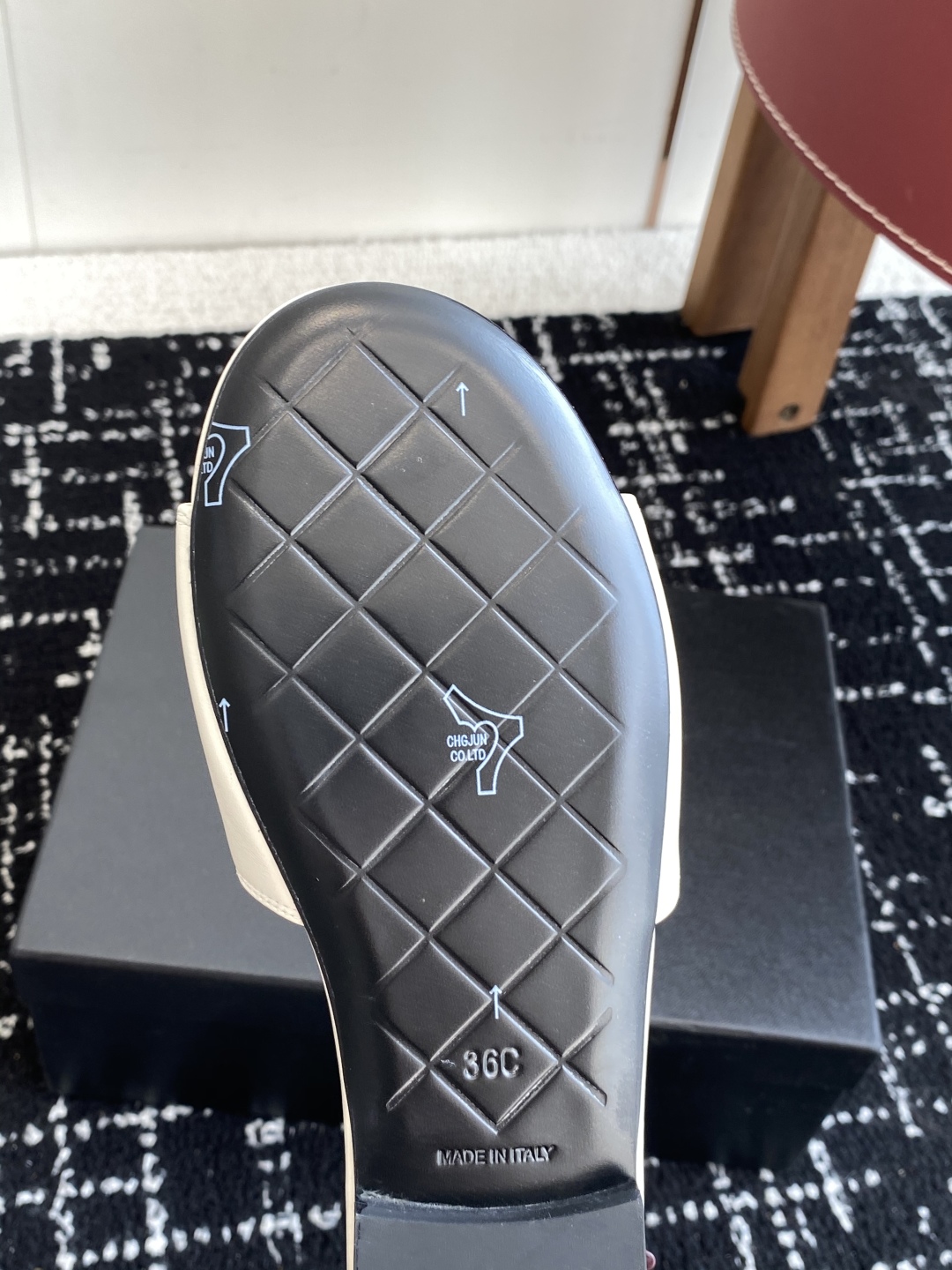 代购级
Chanel 小香 25ss 春夏新品度假 羊皮 懒人拖 

小香的一款全新设计 鞋面搭配双C五