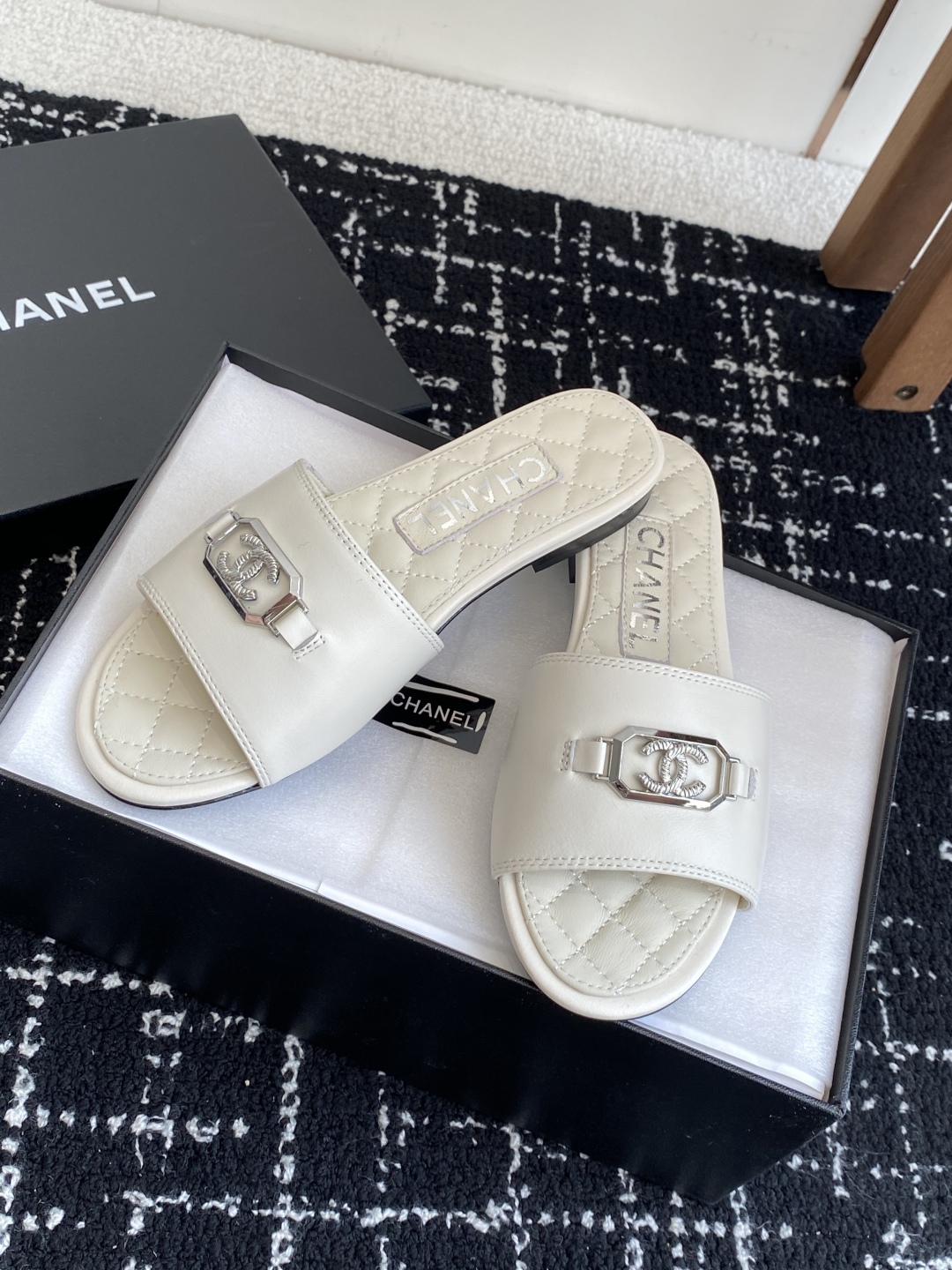 代购级
Chanel 小香 25ss 春夏新品度假 羊皮 懒人拖 

小香的一款全新设计 鞋面搭配双C五