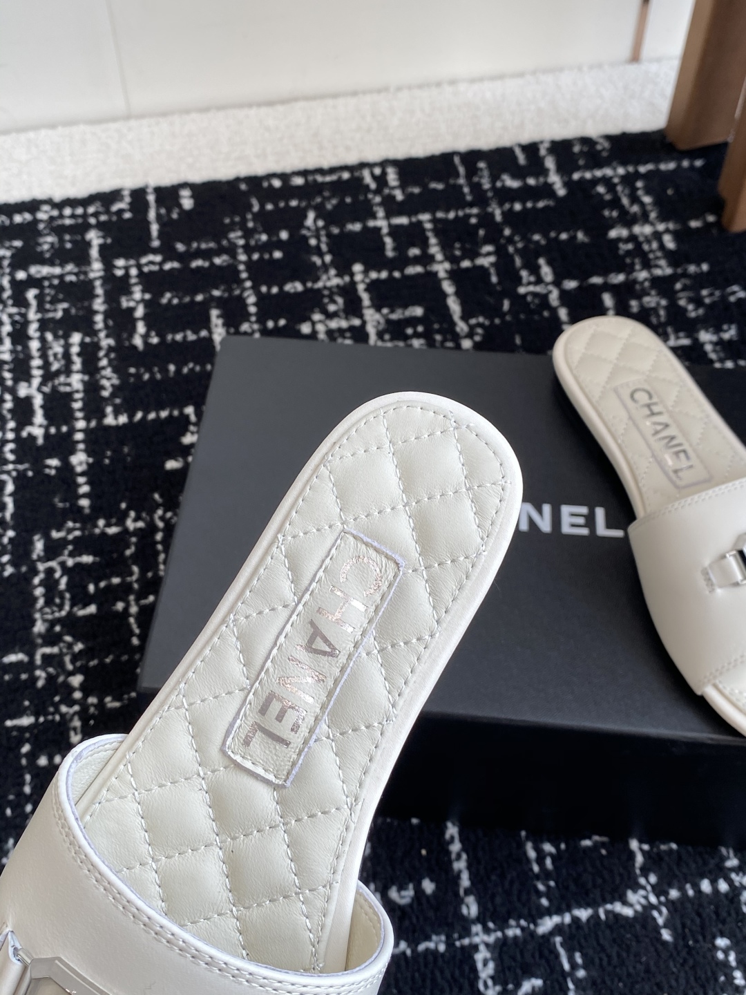 代购级
Chanel 小香 25ss 春夏新品度假 羊皮 懒人拖 

小香的一款全新设计 鞋面搭配双C五