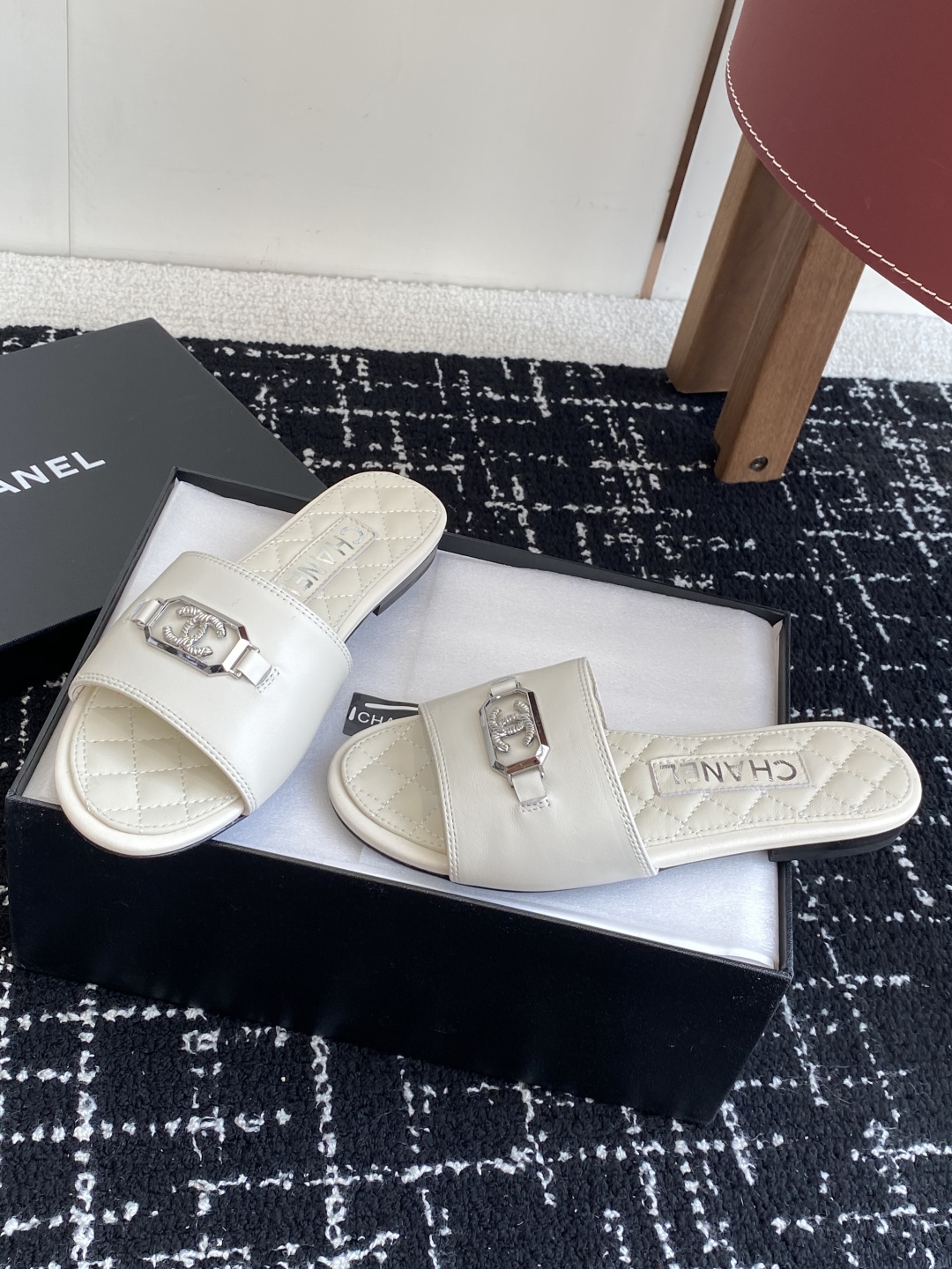 代购级
Chanel 小香 25ss 春夏新品度假 羊皮 懒人拖 

小香的一款全新设计 鞋面搭配双C五