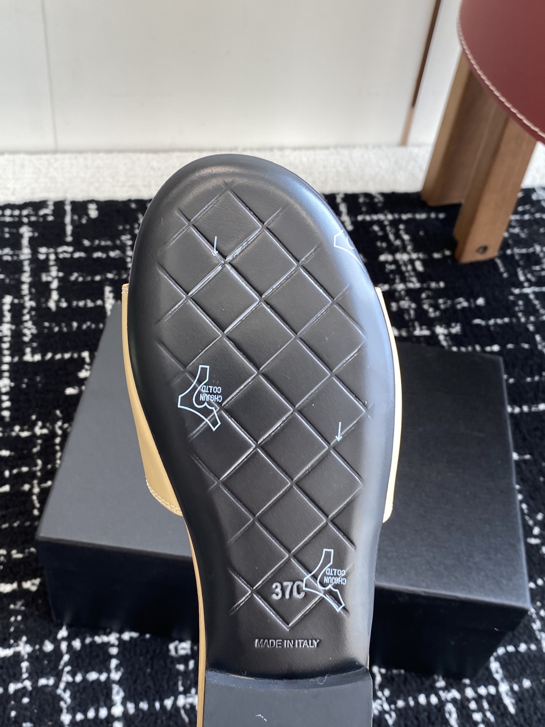 代购级
Chanel 小香 25ss 春夏新品度假 羊皮 懒人拖 

小香的一款全新设计 鞋面搭配双C五