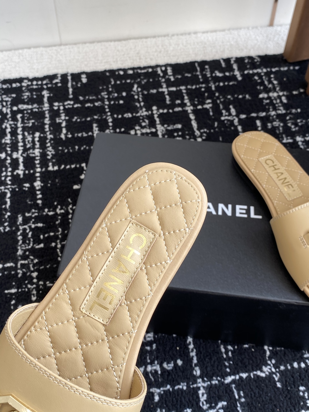 代购级
Chanel 小香 25ss 春夏新品度假 羊皮 懒人拖 

小香的一款全新设计 鞋面搭配双C五