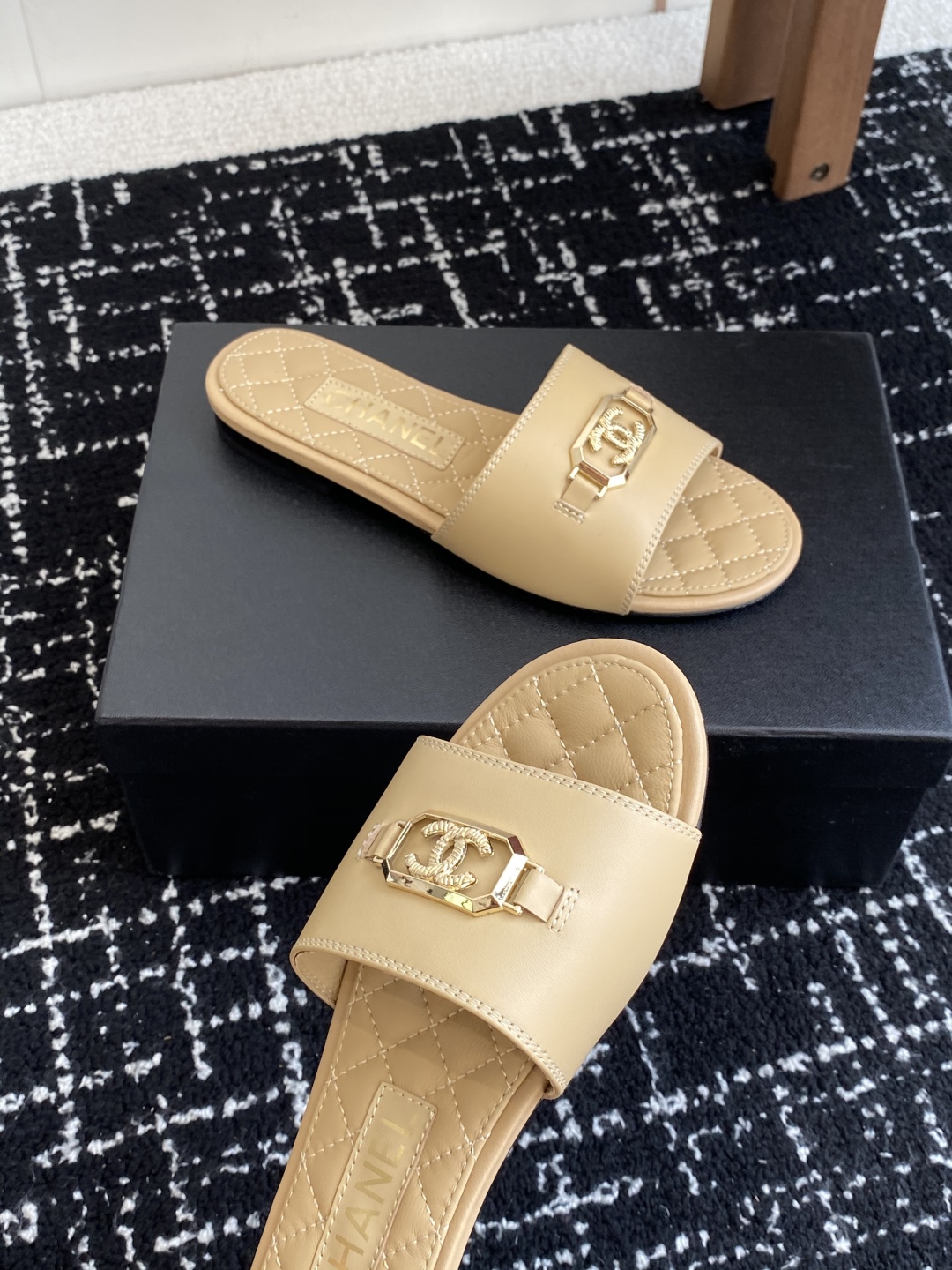 代购级
Chanel 小香 25ss 春夏新品度假 羊皮 懒人拖 

小香的一款全新设计 鞋面搭配双C五