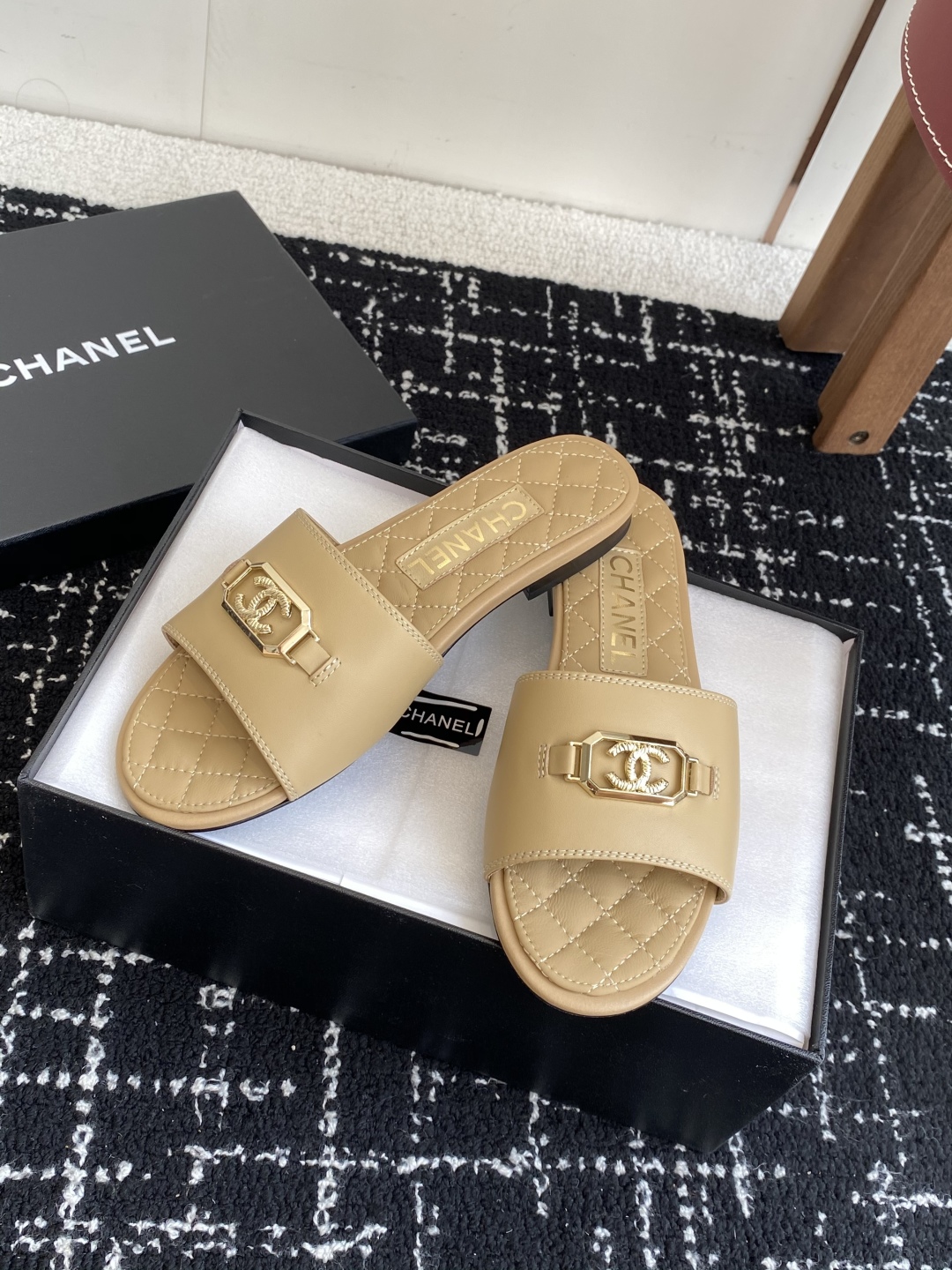代购级
Chanel 小香 25ss 春夏新品度假 羊皮 懒人拖 

小香的一款全新设计 鞋面搭配双C五
