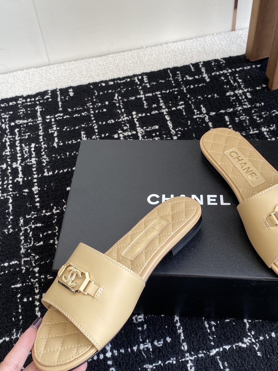 代购级
Chanel 小香 25ss 春夏新品度假 羊皮 懒人拖 

小香的一款全新设计 鞋面搭配双C五