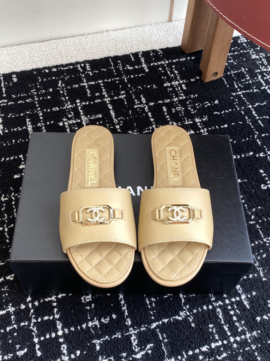 代购级
Chanel 小香 25ss 春夏新品度假 羊皮 懒人拖 

小香的一款全新设计 鞋面搭配双C五