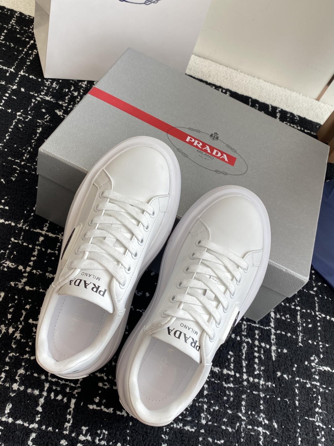 代购级
Prada 25ss p家 25春夏情侣款 厚底小白鞋

进口开边珠牛皮 进口小牛皮细节感跟好 