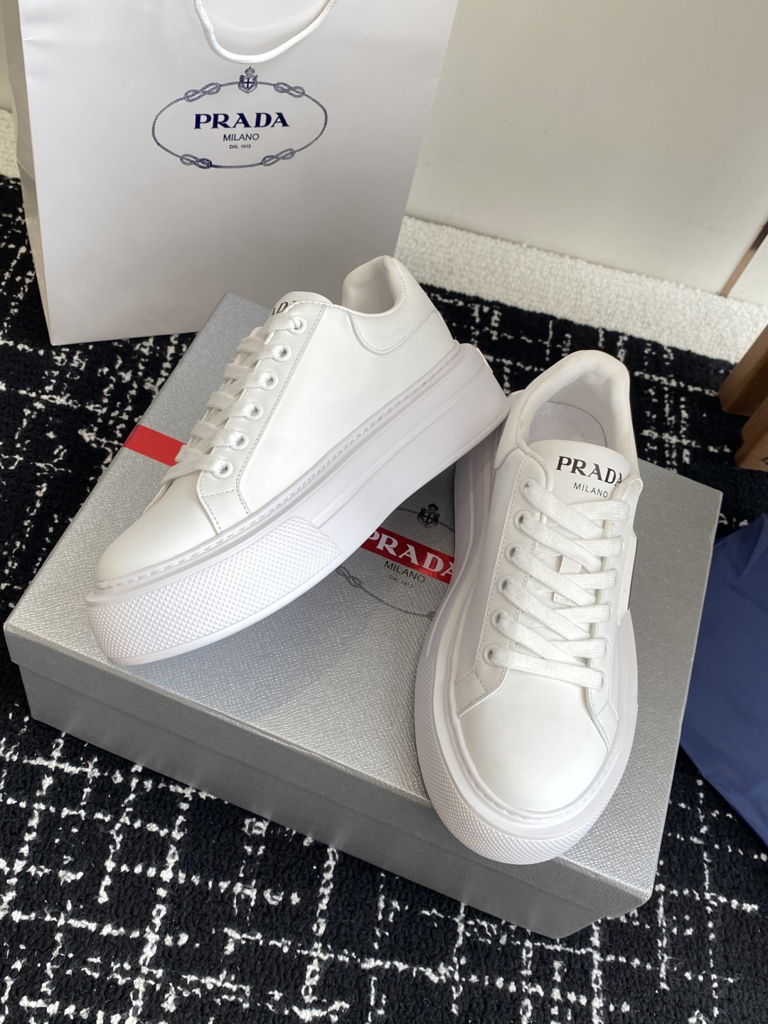 代购级
Prada 25ss p家 25春夏情侣款 厚底小白鞋

进口开边珠牛皮 进口小牛皮细节感跟好 