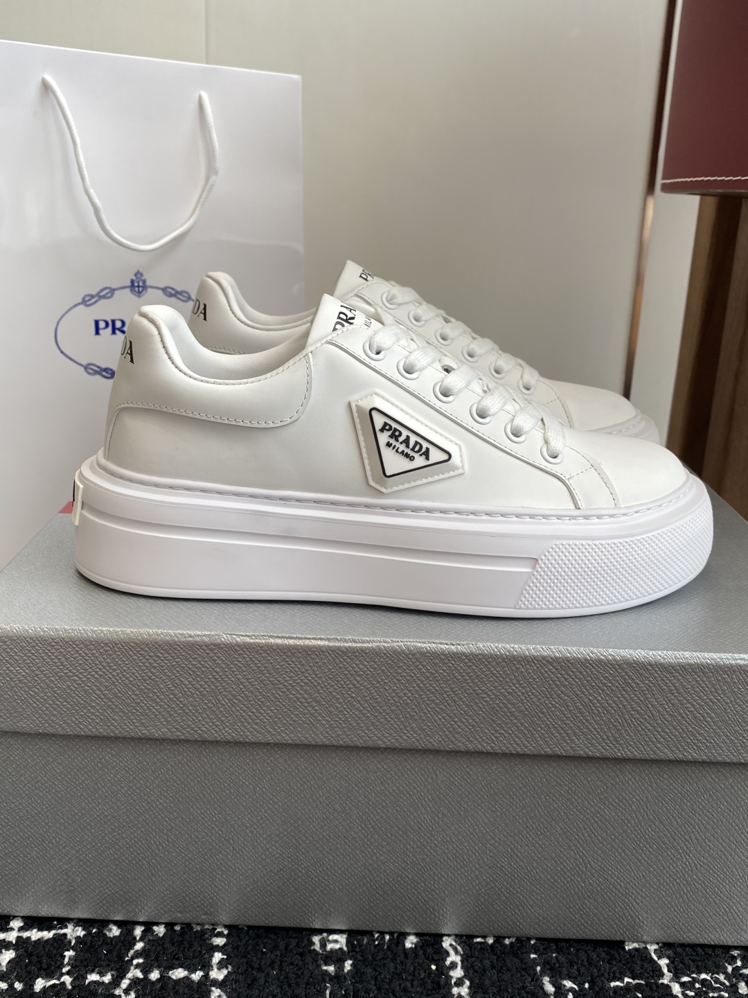代购级
Prada 25ss p家 25春夏情侣款 厚底小白鞋

进口开边珠牛皮 进口小牛皮细节感跟好 