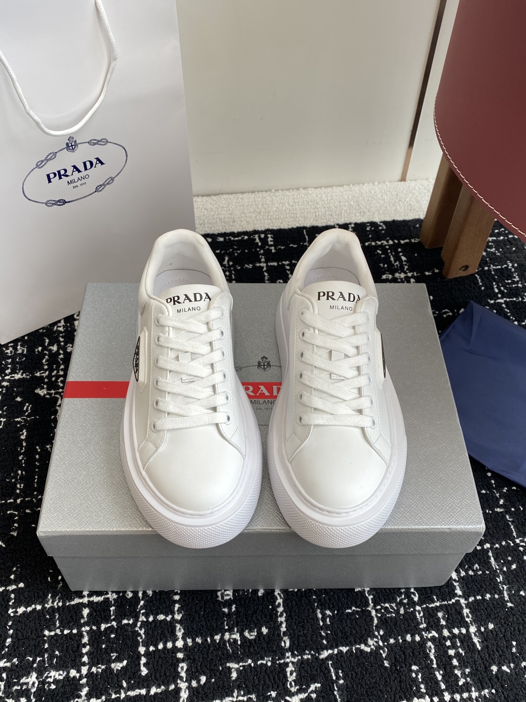 代购级
Prada 25ss p家 25春夏情侣款 厚底小白鞋

进口开边珠牛皮 进口小牛皮细节感跟好 