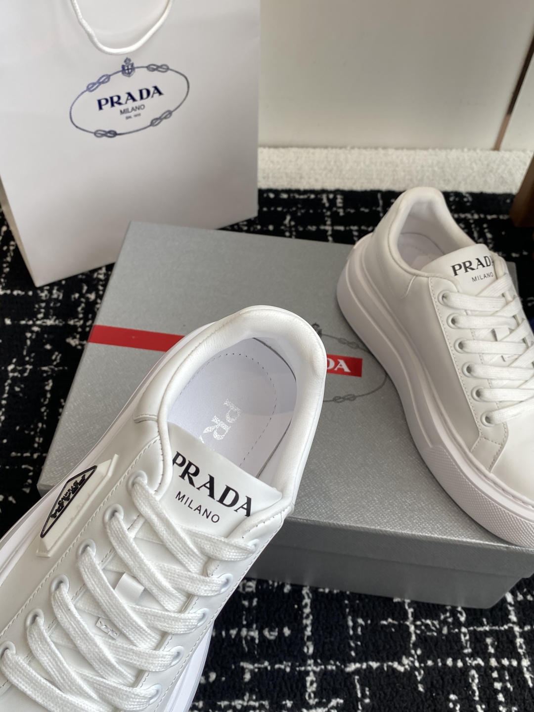 代购级
Prada 25ss p家 25春夏情侣款 厚底小白鞋

进口开边珠牛皮 进口小牛皮细节感跟好 