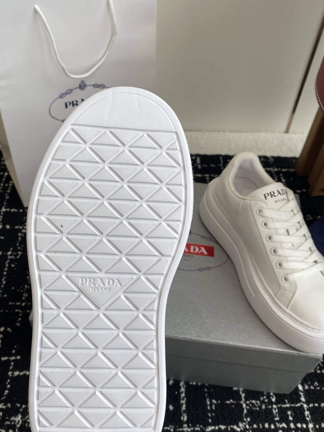 代购级
Prada 25ss p家 25春夏情侣款 厚底小白鞋

进口开边珠牛皮 进口小牛皮细节感跟好 