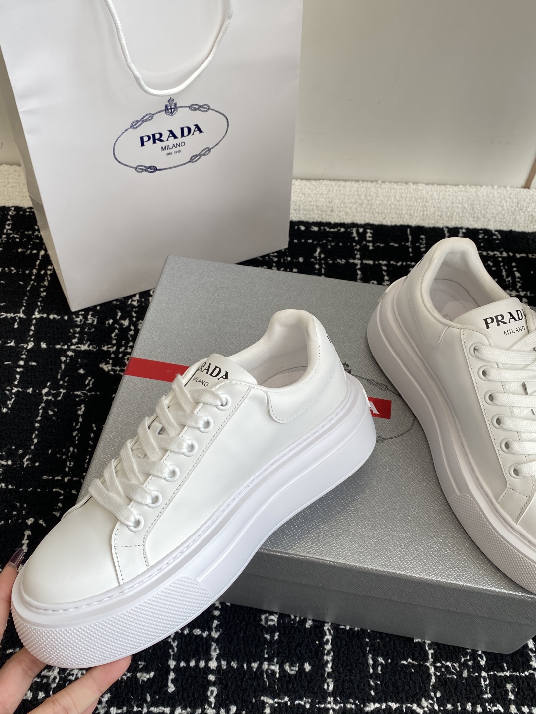 代购级
Prada 25ss p家 25春夏情侣款 厚底小白鞋

进口开边珠牛皮 进口小牛皮细节感跟好 