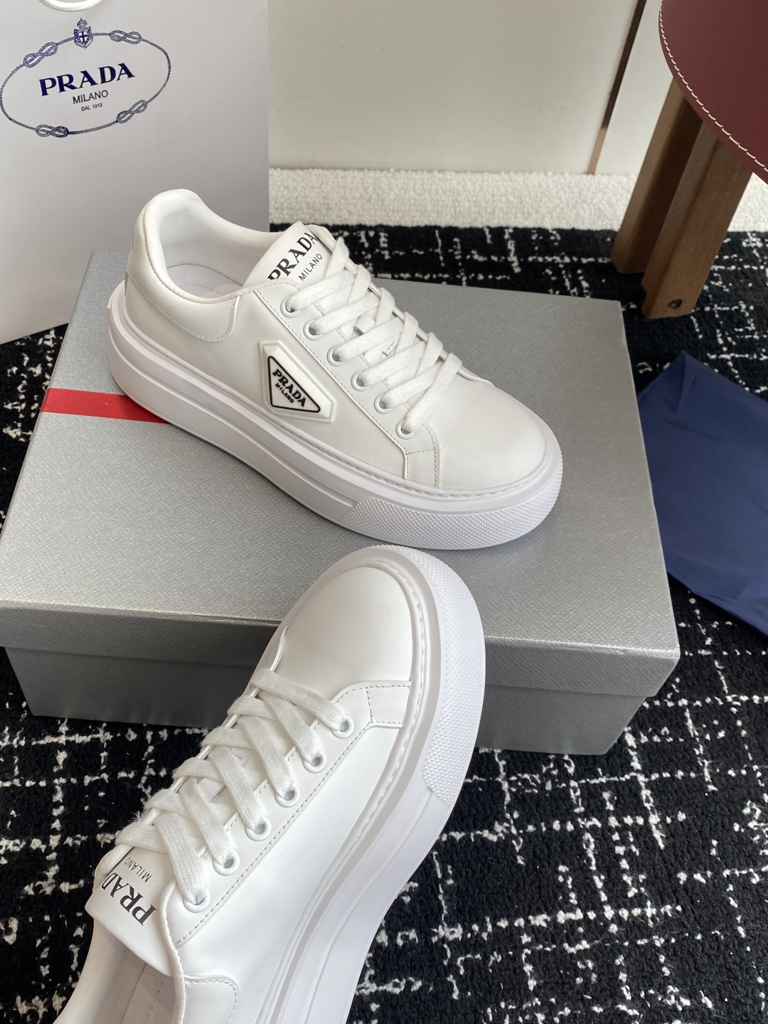 代购级
Prada 25ss p家 25春夏情侣款 厚底小白鞋

进口开边珠牛皮 进口小牛皮细节感跟好 