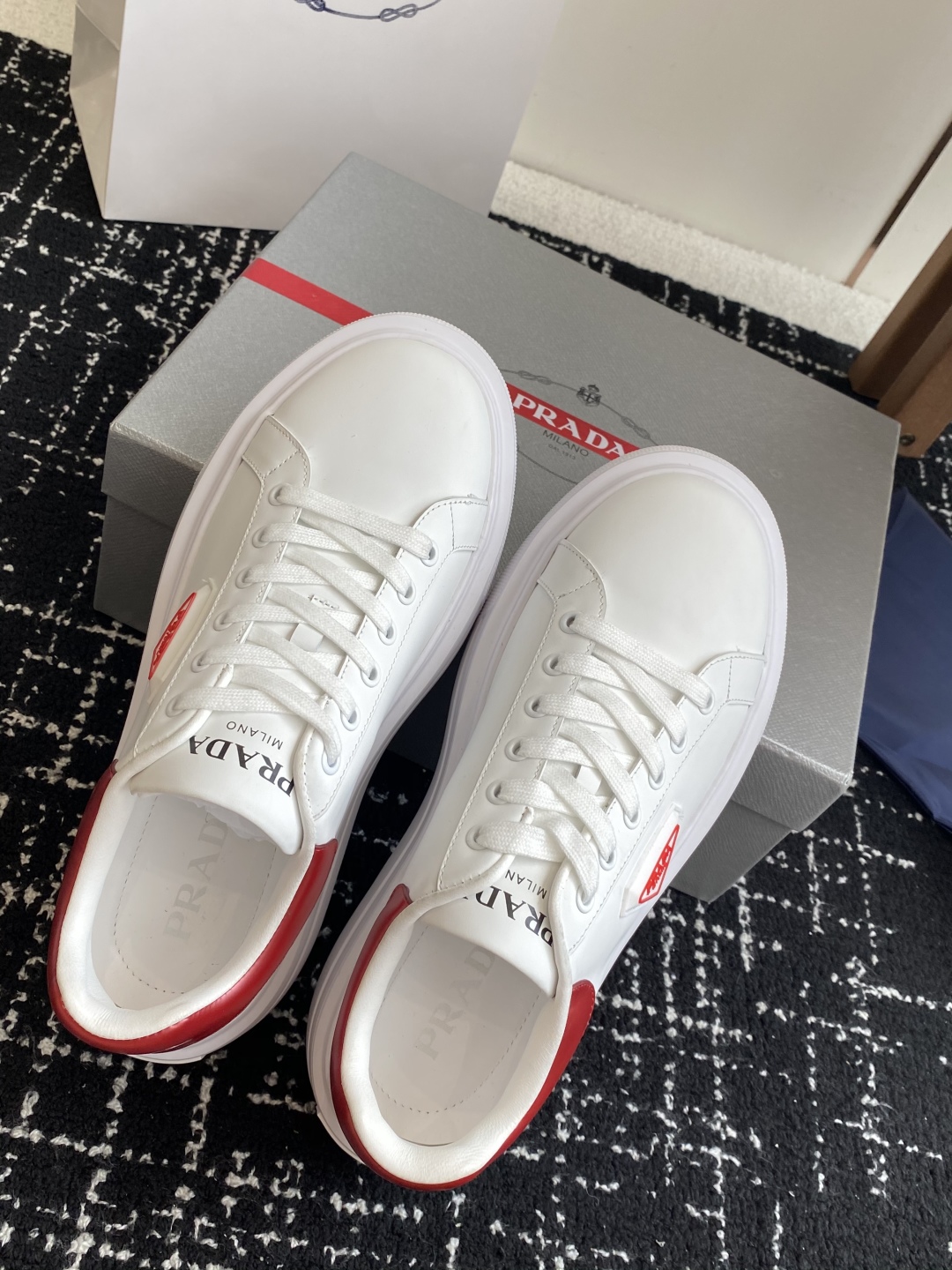 代购级
Prada 25ss p家 25春夏情侣款 厚底小白鞋

进口开边珠牛皮 进口小牛皮细节感跟好 