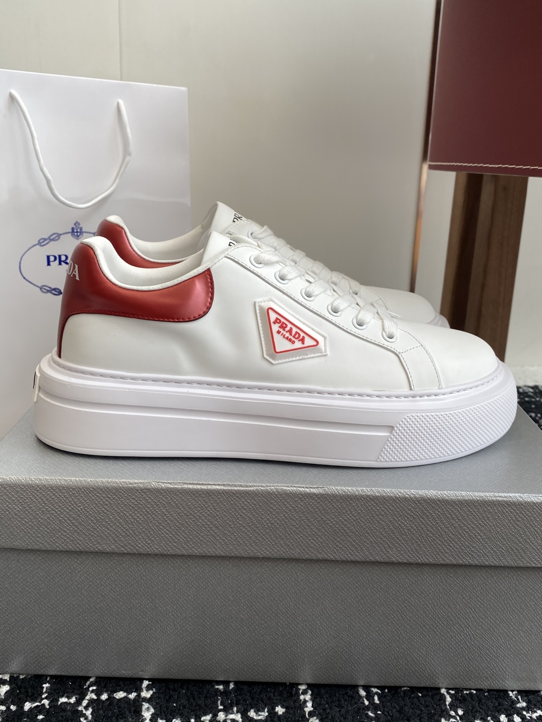代购级
Prada 25ss p家 25春夏情侣款 厚底小白鞋

进口开边珠牛皮 进口小牛皮细节感跟好 