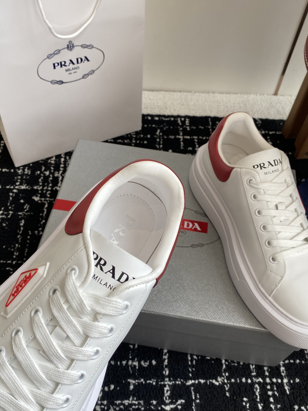 代购级
Prada 25ss p家 25春夏情侣款 厚底小白鞋

进口开边珠牛皮 进口小牛皮细节感跟好 