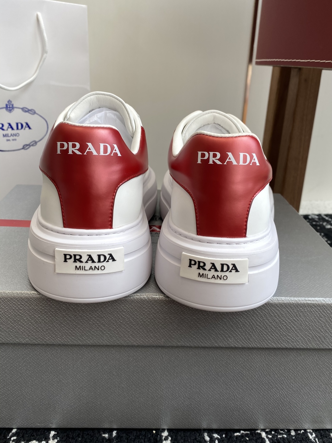 代购级
Prada 25ss p家 25春夏情侣款 厚底小白鞋

进口开边珠牛皮 进口小牛皮细节感跟好 