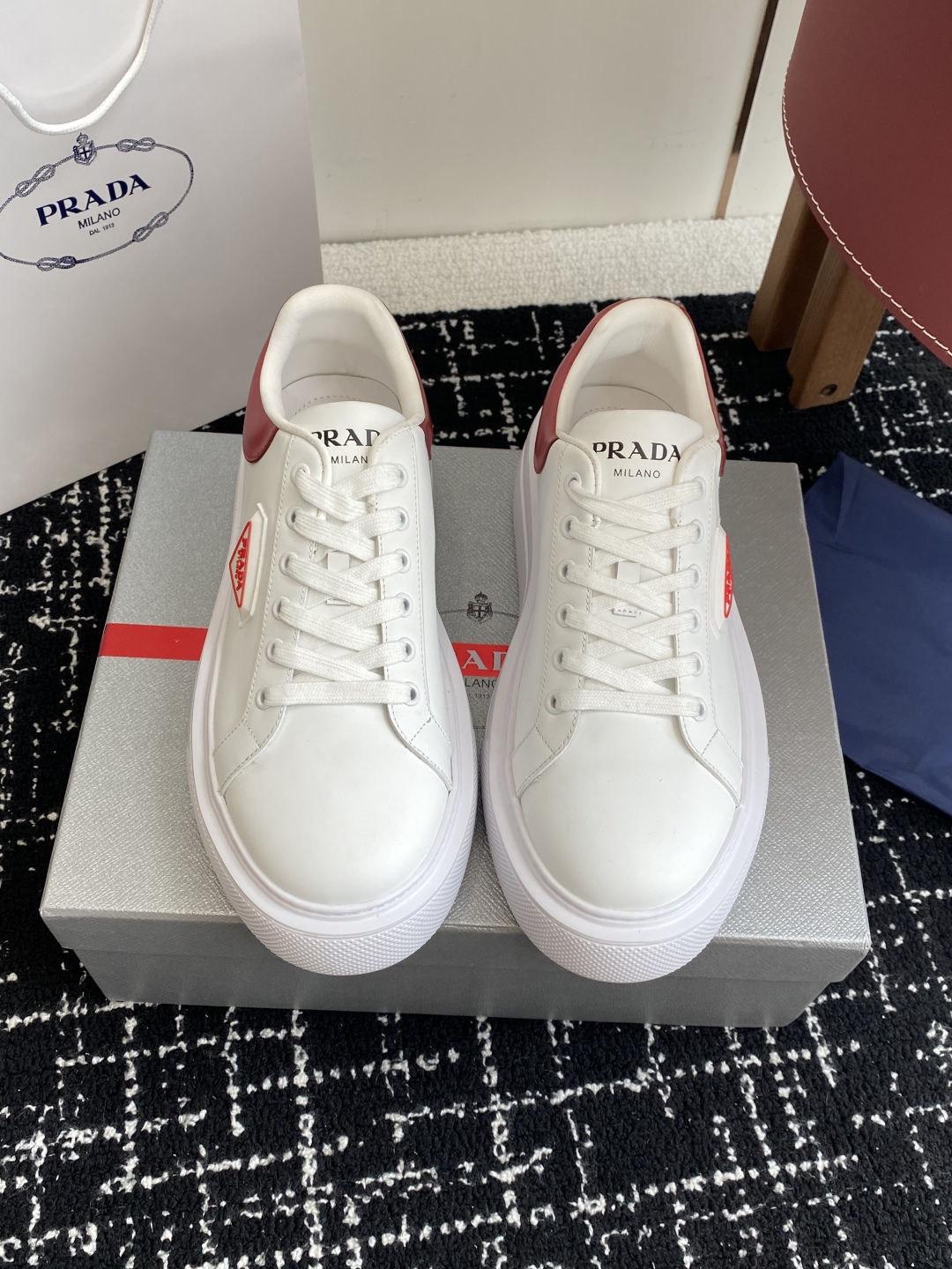 代购级
Prada 25ss p家 25春夏情侣款 厚底小白鞋

进口开边珠牛皮 进口小牛皮细节感跟好 