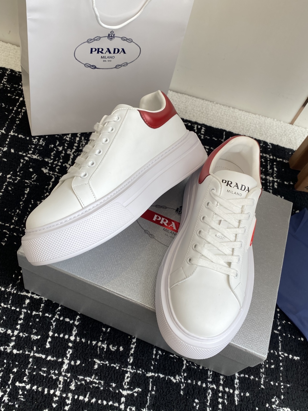 代购级
Prada 25ss p家 25春夏情侣款 厚底小白鞋

进口开边珠牛皮 进口小牛皮细节感跟好 
