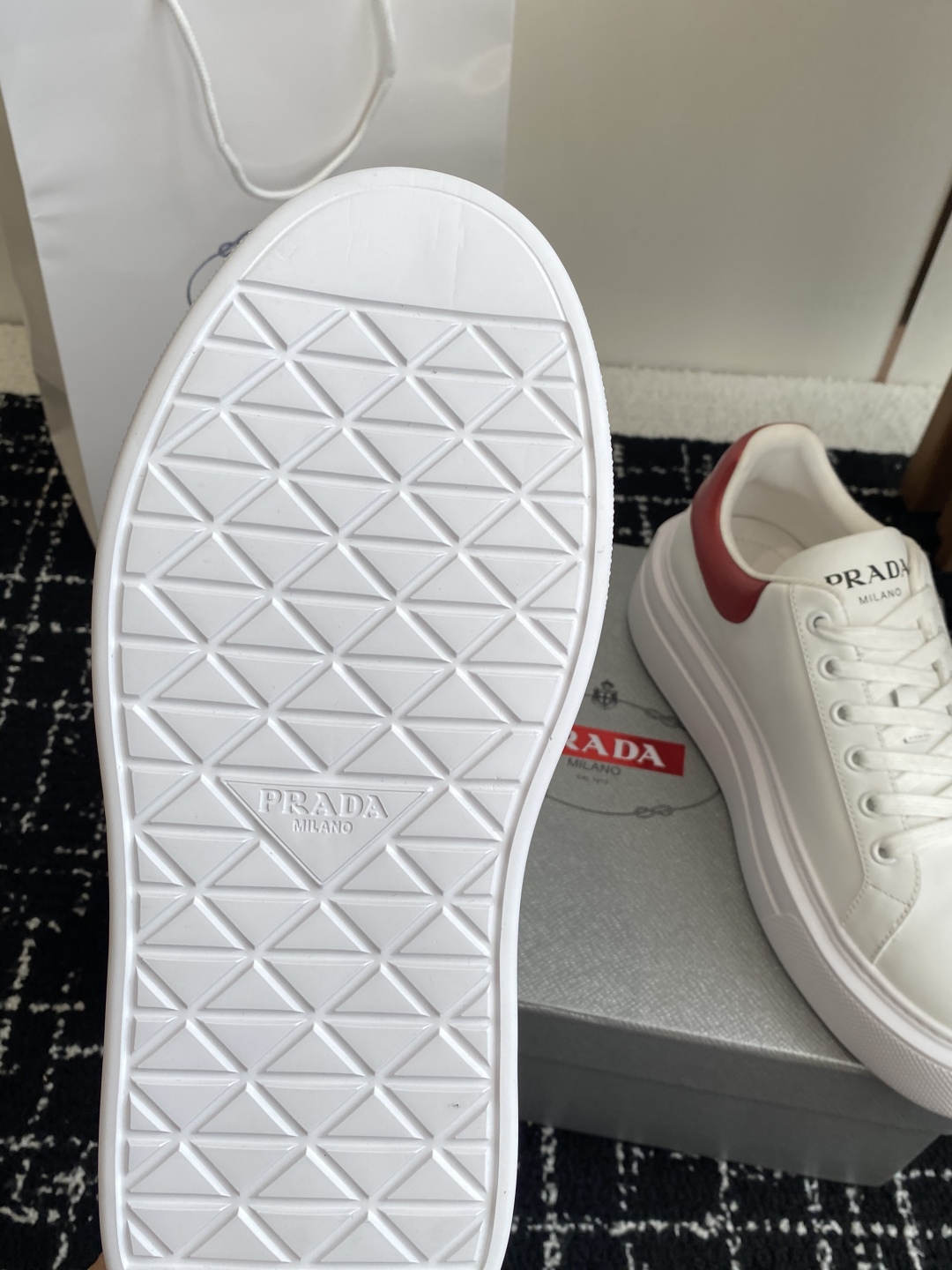 代购级
Prada 25ss p家 25春夏情侣款 厚底小白鞋

进口开边珠牛皮 进口小牛皮细节感跟好 