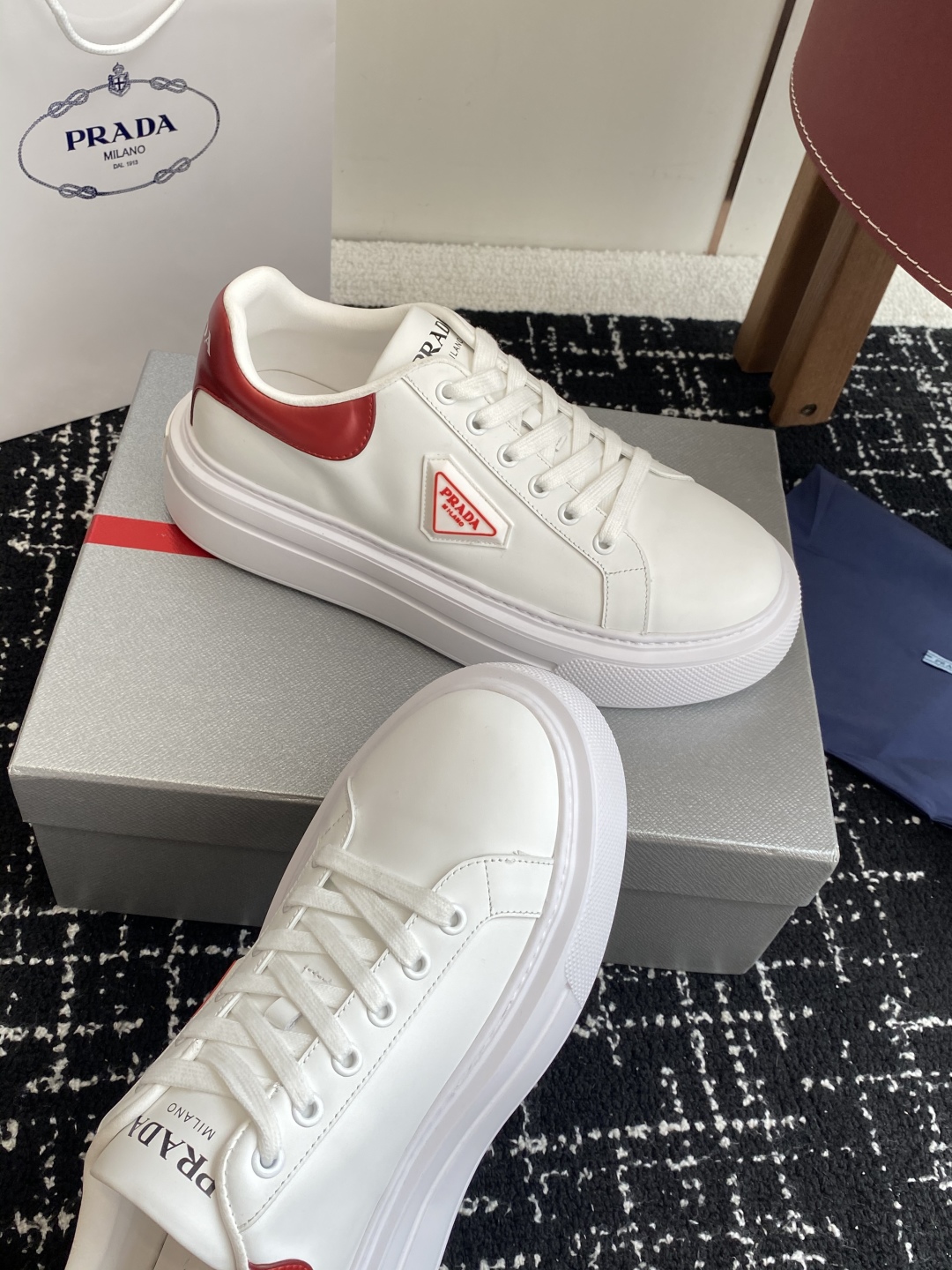 代购级
Prada 25ss p家 25春夏情侣款 厚底小白鞋

进口开边珠牛皮 进口小牛皮细节感跟好 