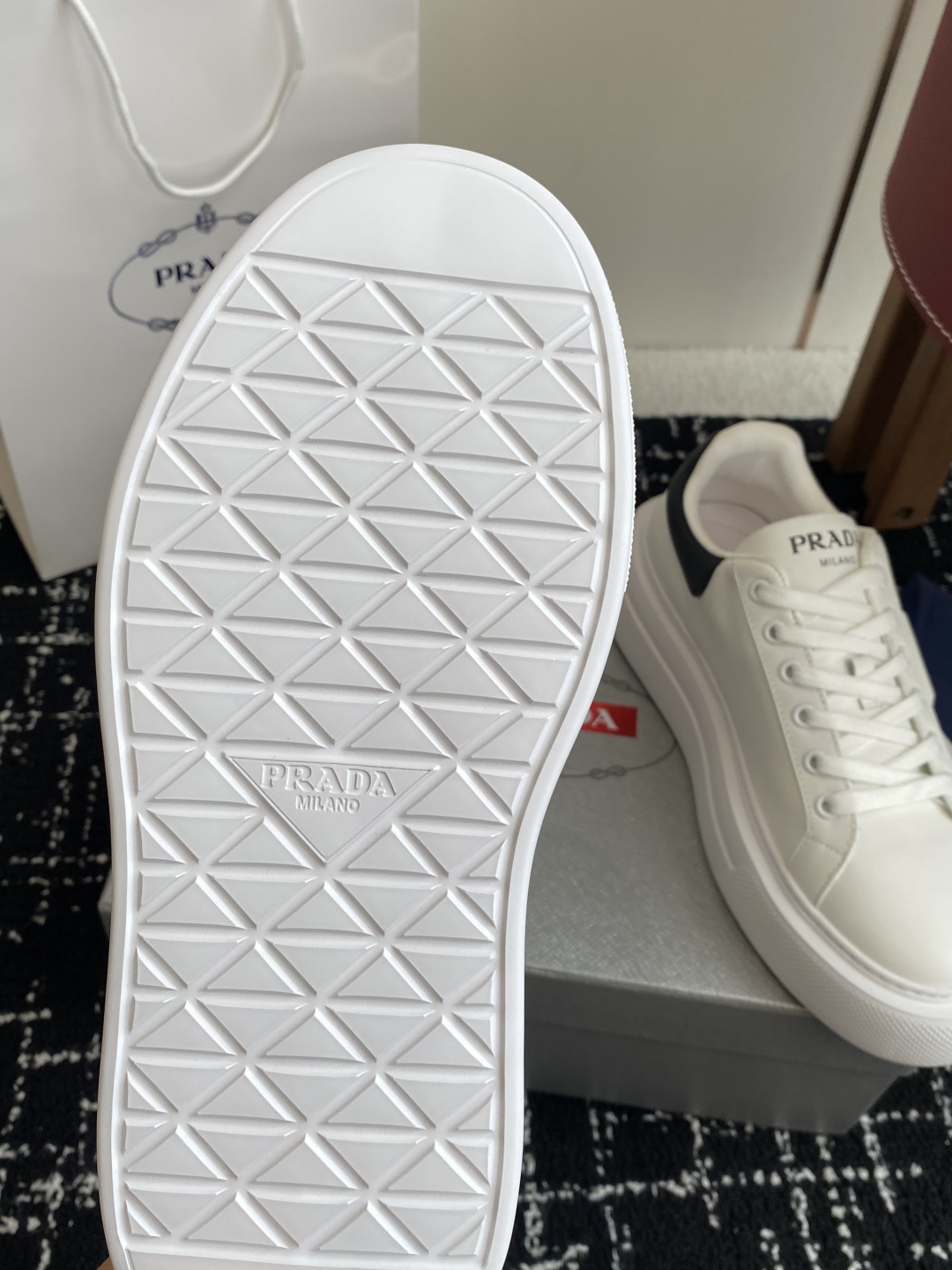 代购级
Prada 25ss p家 25春夏情侣款 厚底小白鞋

进口开边珠牛皮 进口小牛皮细节感跟好 