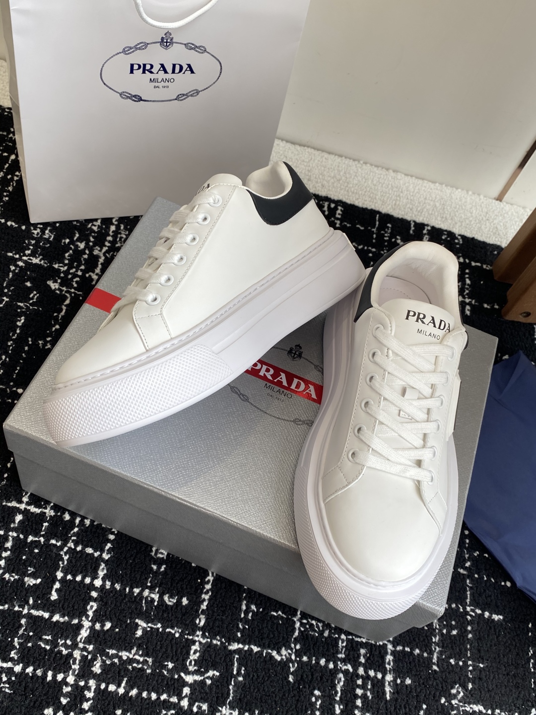 代购级
Prada 25ss p家 25春夏情侣款 厚底小白鞋

进口开边珠牛皮 进口小牛皮细节感跟好 