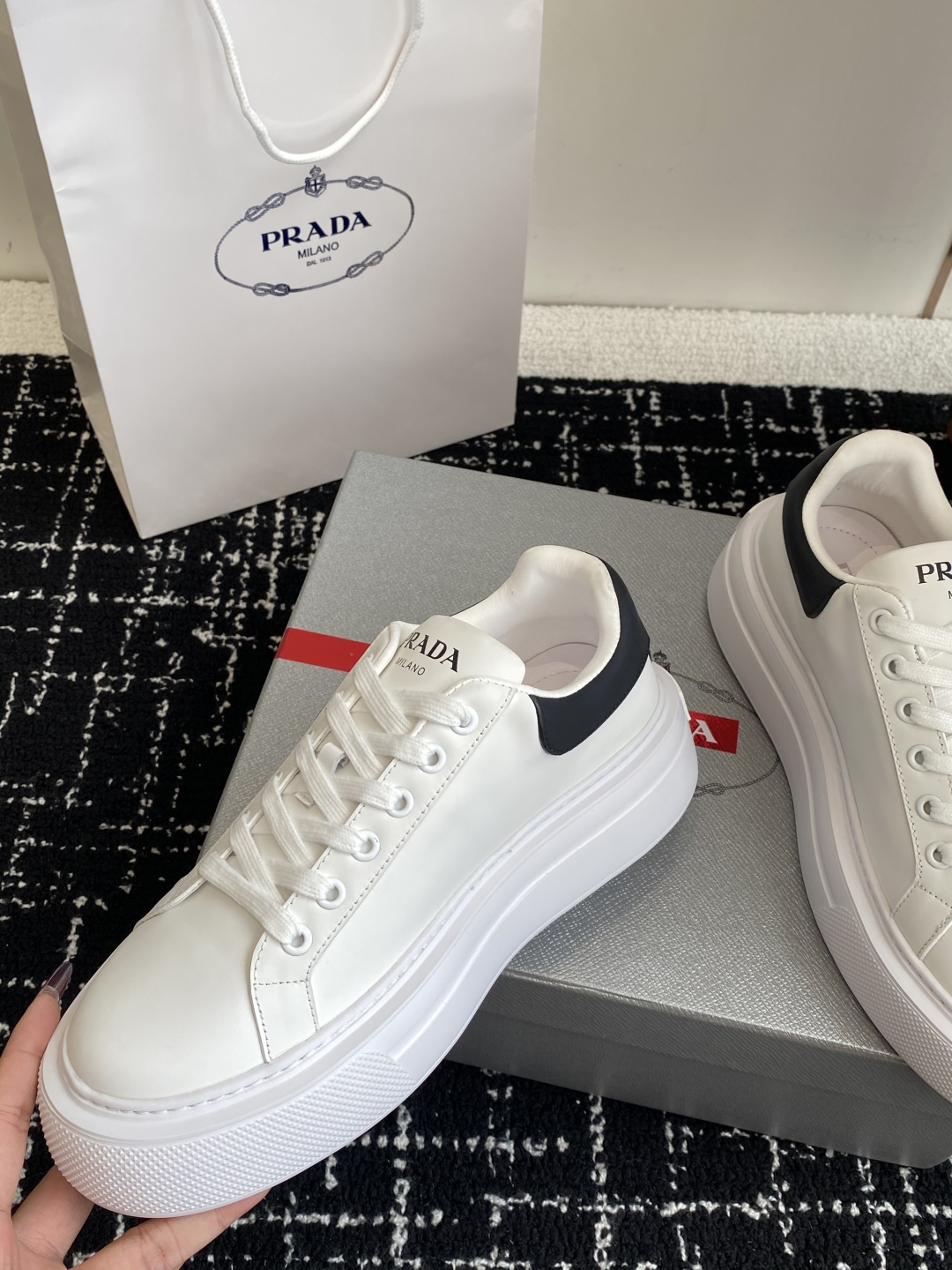 代购级
Prada 25ss p家 25春夏情侣款 厚底小白鞋

进口开边珠牛皮 进口小牛皮细节感跟好 