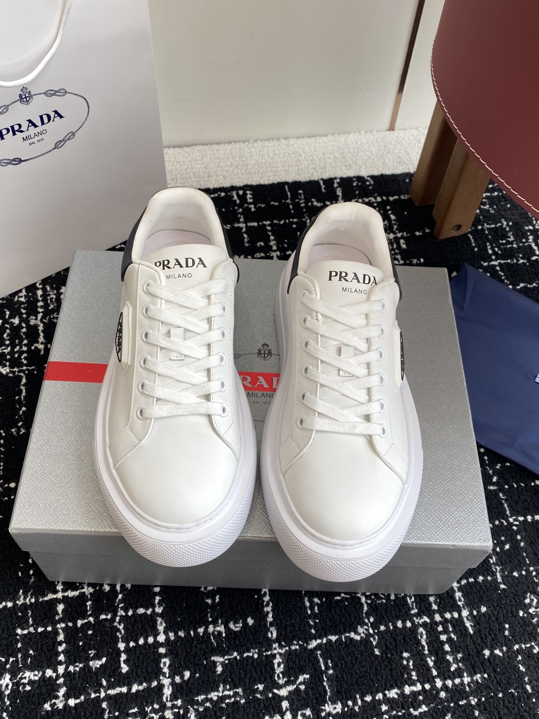 代购级
Prada 25ss p家 25春夏情侣款 厚底小白鞋

进口开边珠牛皮 进口小牛皮细节感跟好 