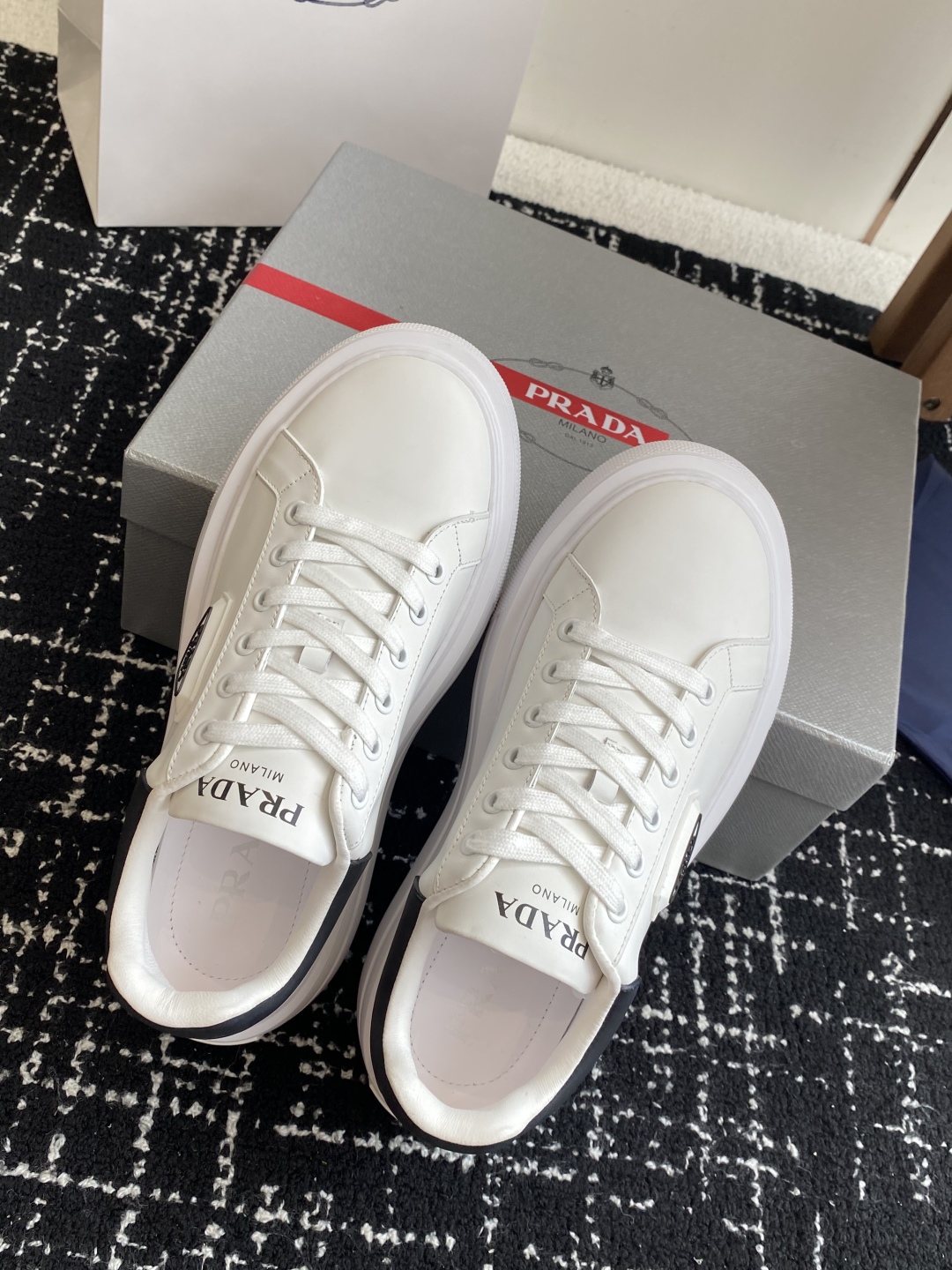 代购级
Prada 25ss p家 25春夏情侣款 厚底小白鞋

进口开边珠牛皮 进口小牛皮细节感跟好 
