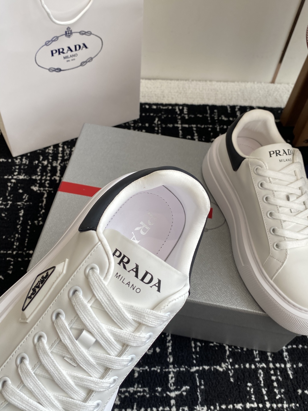 代购级
Prada 25ss p家 25春夏情侣款 厚底小白鞋

进口开边珠牛皮 进口小牛皮细节感跟好 