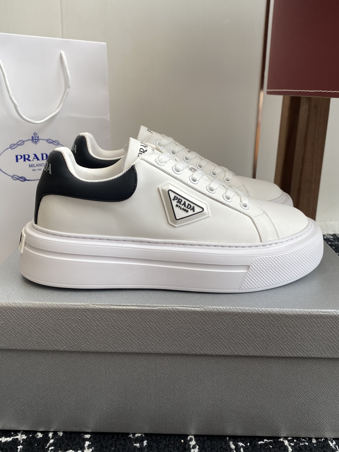 代购级
Prada 25ss p家 25春夏情侣款 厚底小白鞋

进口开边珠牛皮 进口小牛皮细节感跟好 