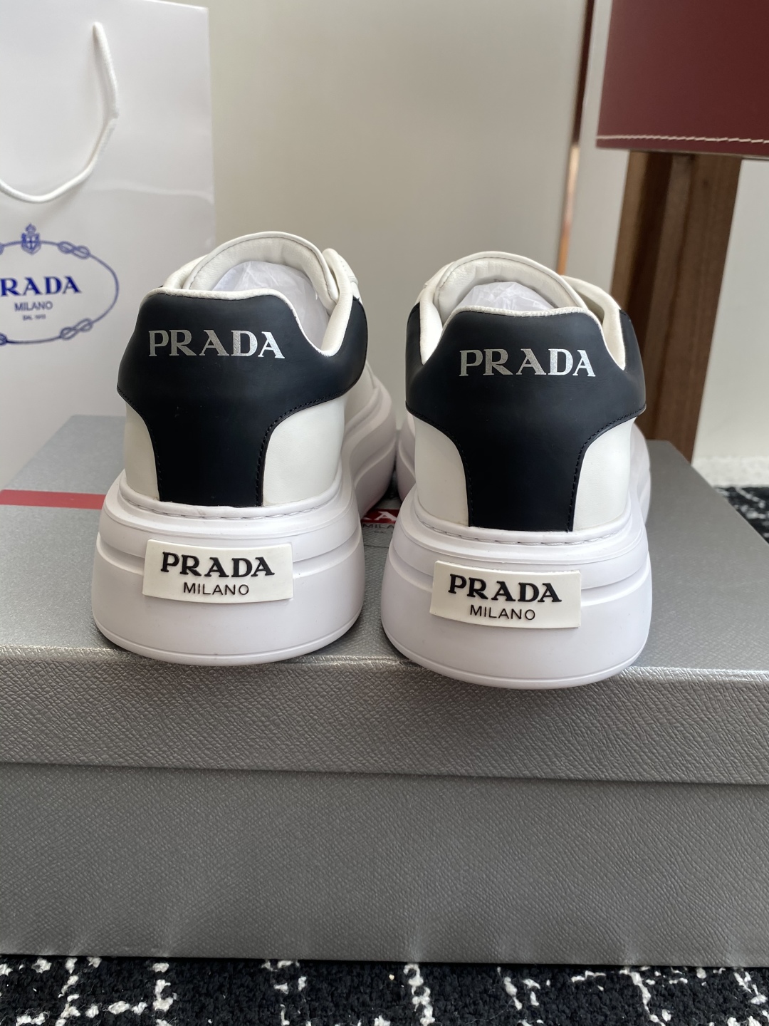 代购级
Prada 25ss p家 25春夏情侣款 厚底小白鞋

进口开边珠牛皮 进口小牛皮细节感跟好 