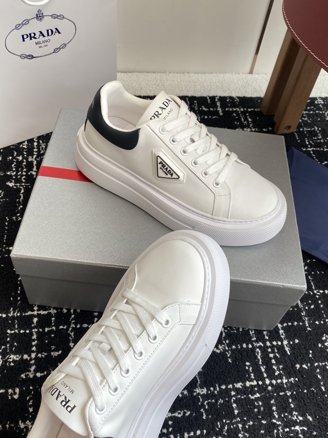 代购级
Prada 25ss p家 25春夏情侣款 厚底小白鞋

进口开边珠牛皮 进口小牛皮细节感跟好 