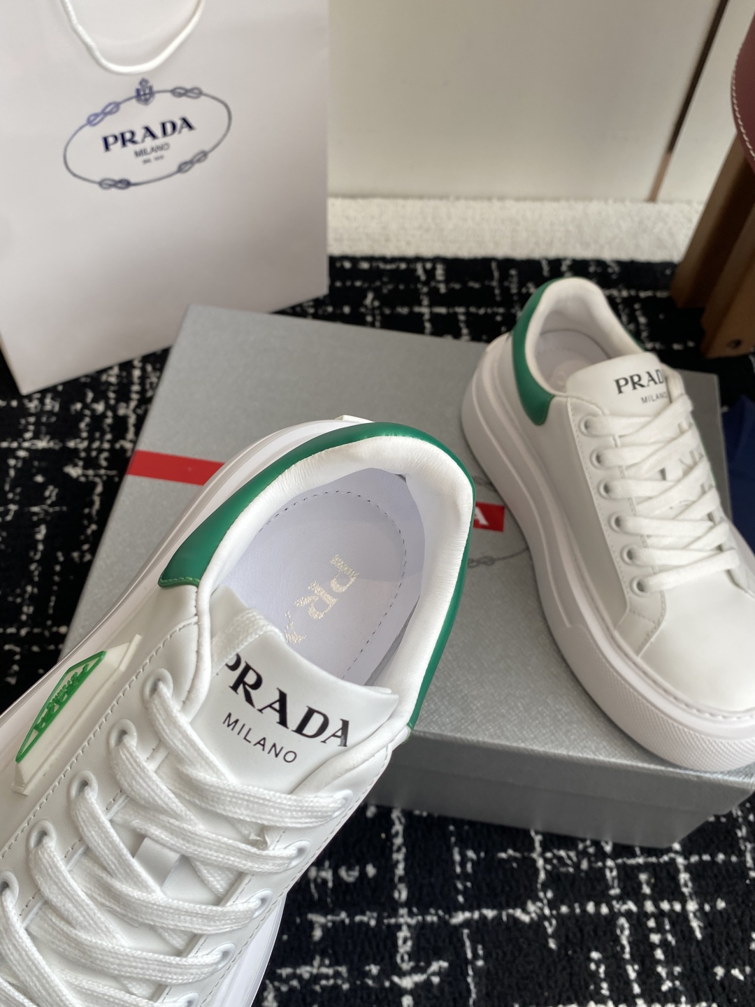 代购级
Prada 25ss p家 25春夏情侣款 厚底小白鞋

进口开边珠牛皮 进口小牛皮细节感跟好 