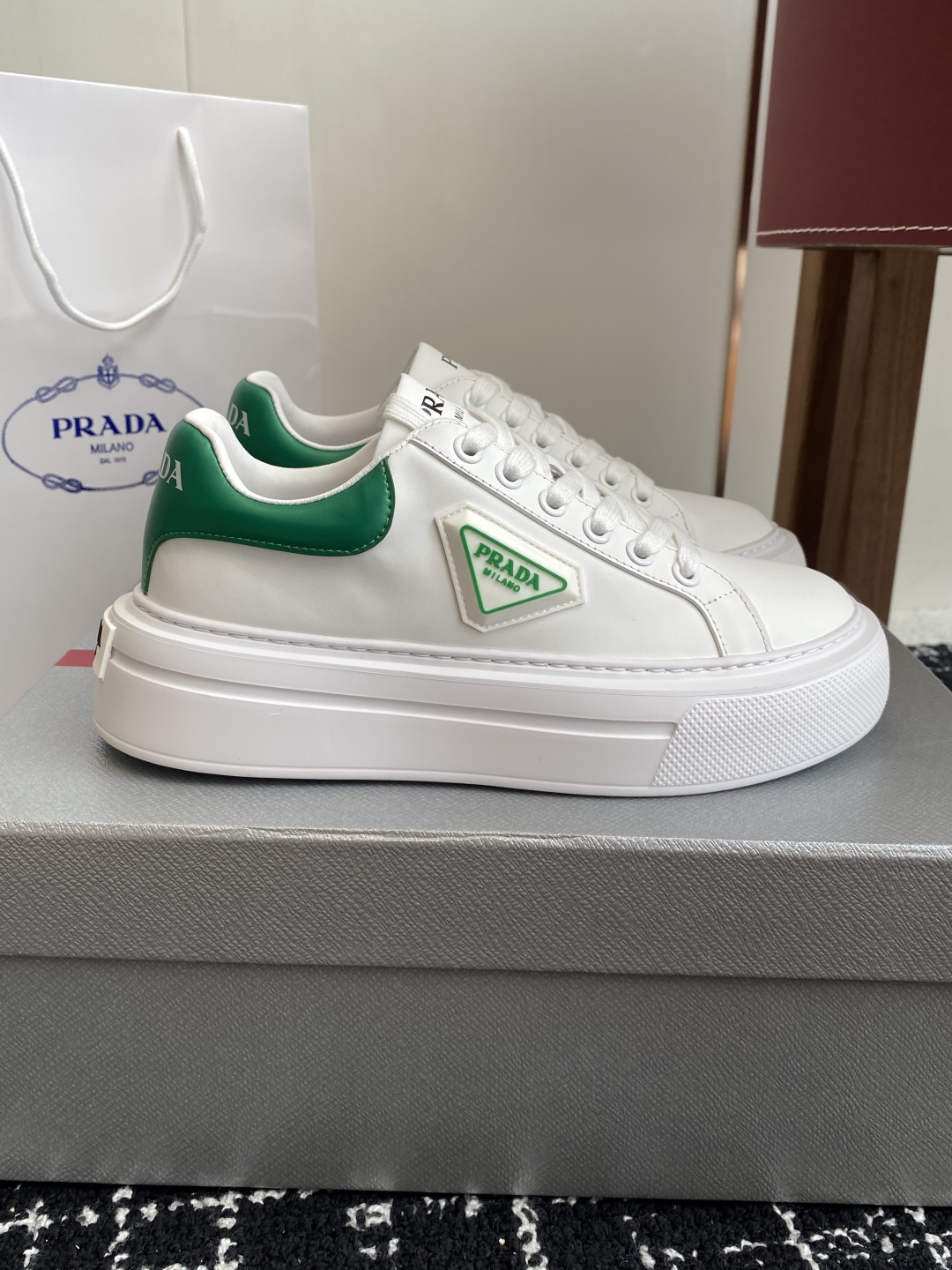 代购级
Prada 25ss p家 25春夏情侣款 厚底小白鞋

进口开边珠牛皮 进口小牛皮细节感跟好 