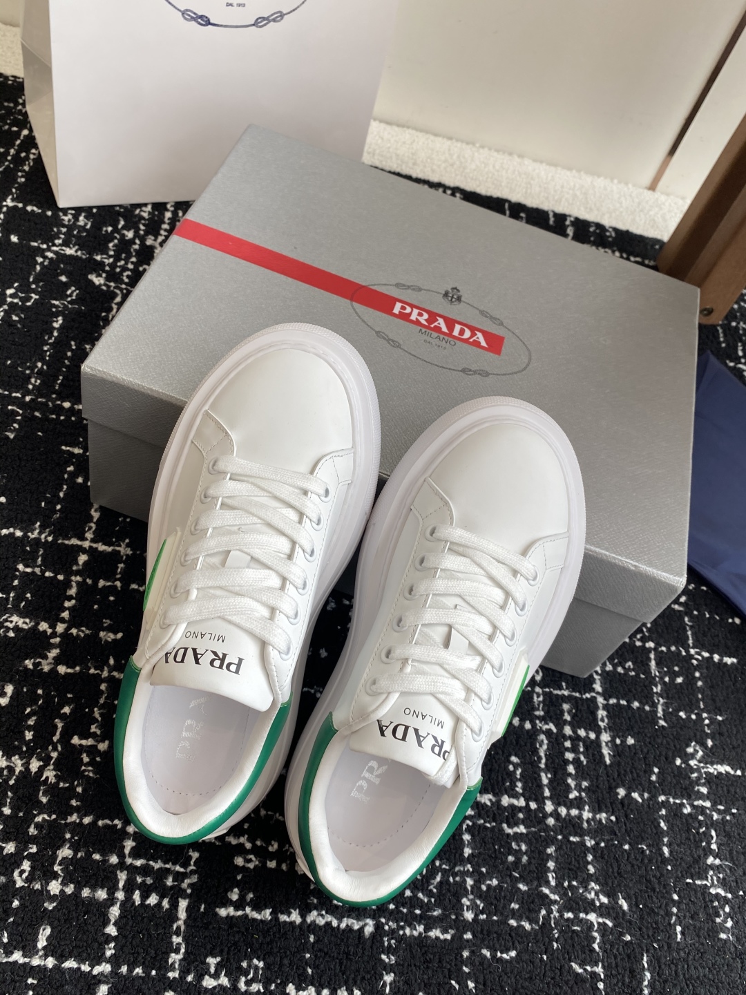 代购级
Prada 25ss p家 25春夏情侣款 厚底小白鞋

进口开边珠牛皮 进口小牛皮细节感跟好 