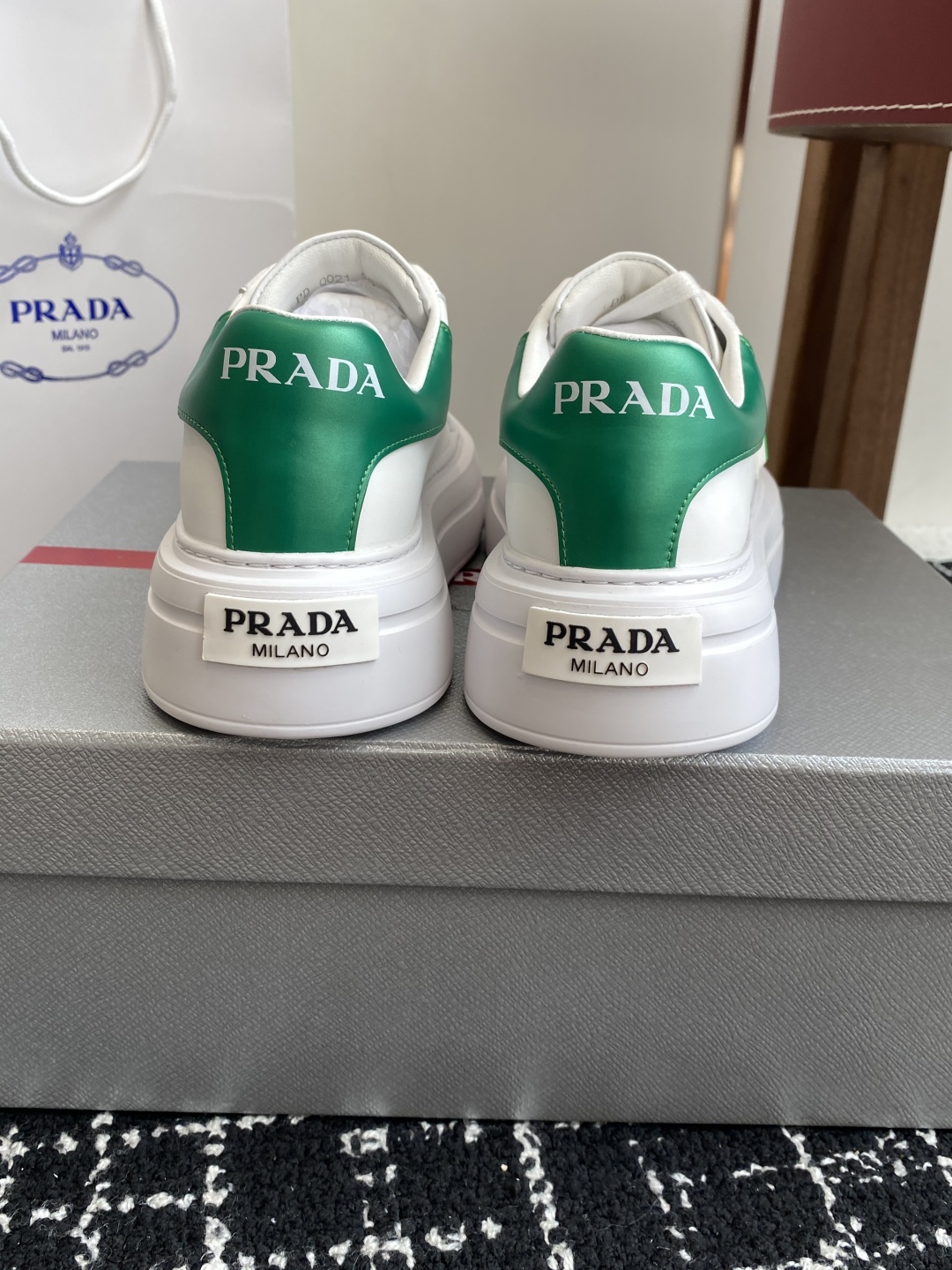 代购级
Prada 25ss p家 25春夏情侣款 厚底小白鞋

进口开边珠牛皮 进口小牛皮细节感跟好 