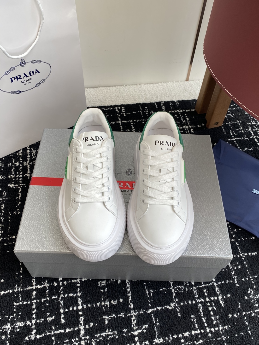 代购级
Prada 25ss p家 25春夏情侣款 厚底小白鞋

进口开边珠牛皮 进口小牛皮细节感跟好 