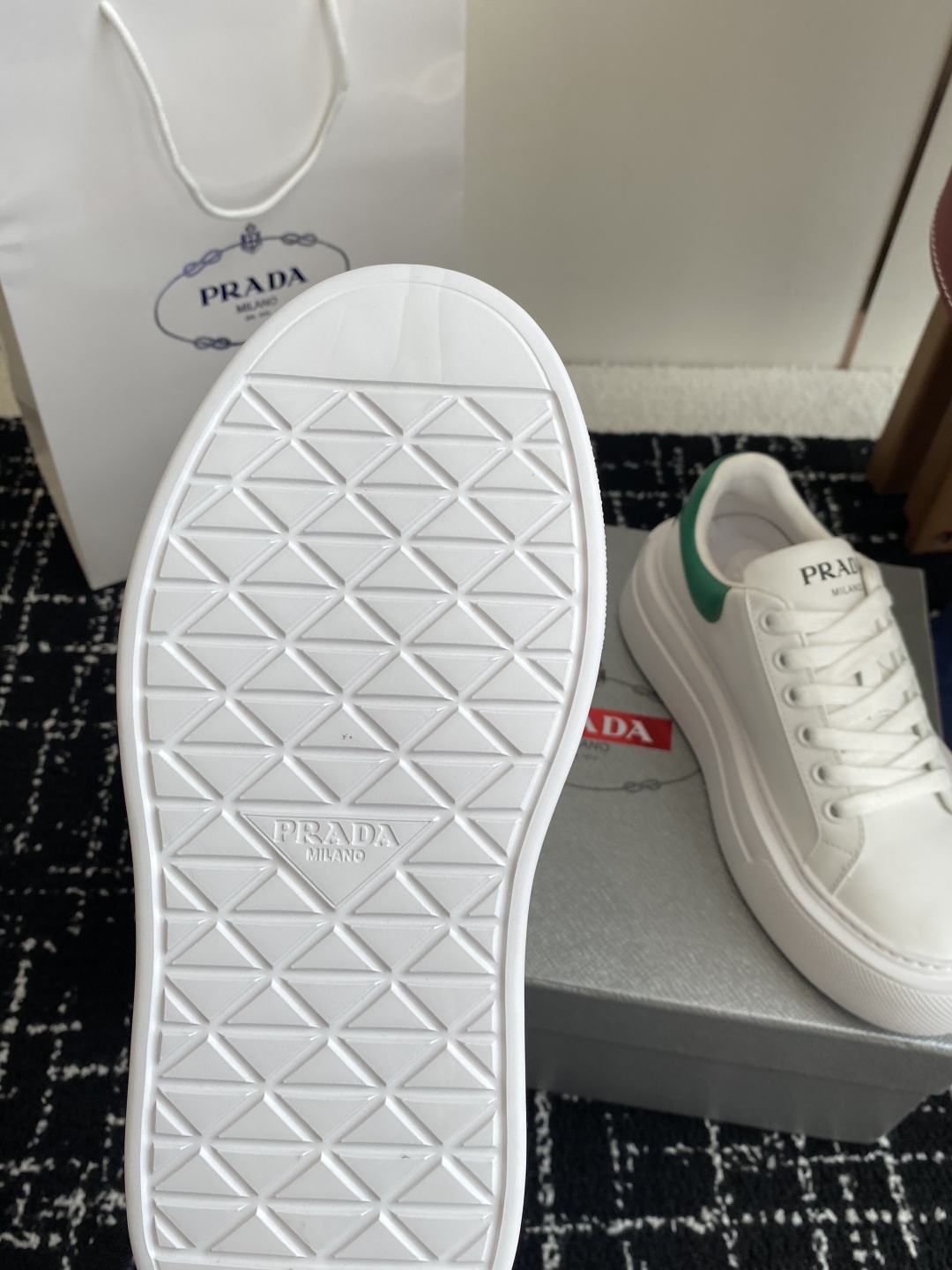 代购级
Prada 25ss p家 25春夏情侣款 厚底小白鞋

进口开边珠牛皮 进口小牛皮细节感跟好 