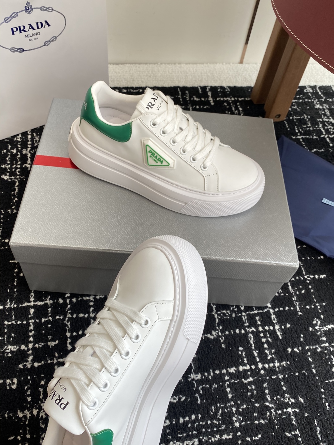 代购级
Prada 25ss p家 25春夏情侣款 厚底小白鞋

进口开边珠牛皮 进口小牛皮细节感跟好 