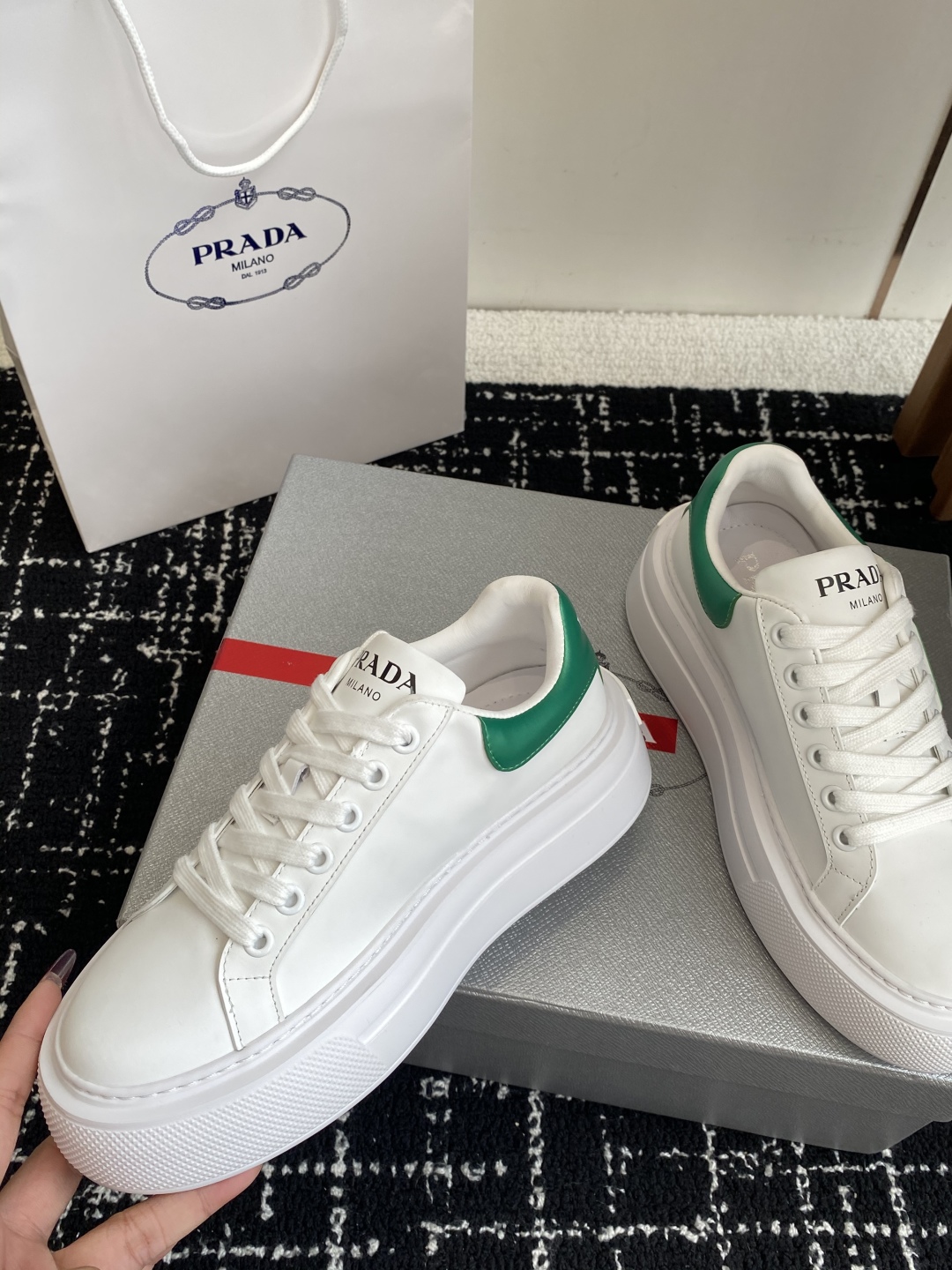 代购级
Prada 25ss p家 25春夏情侣款 厚底小白鞋

进口开边珠牛皮 进口小牛皮细节感跟好 